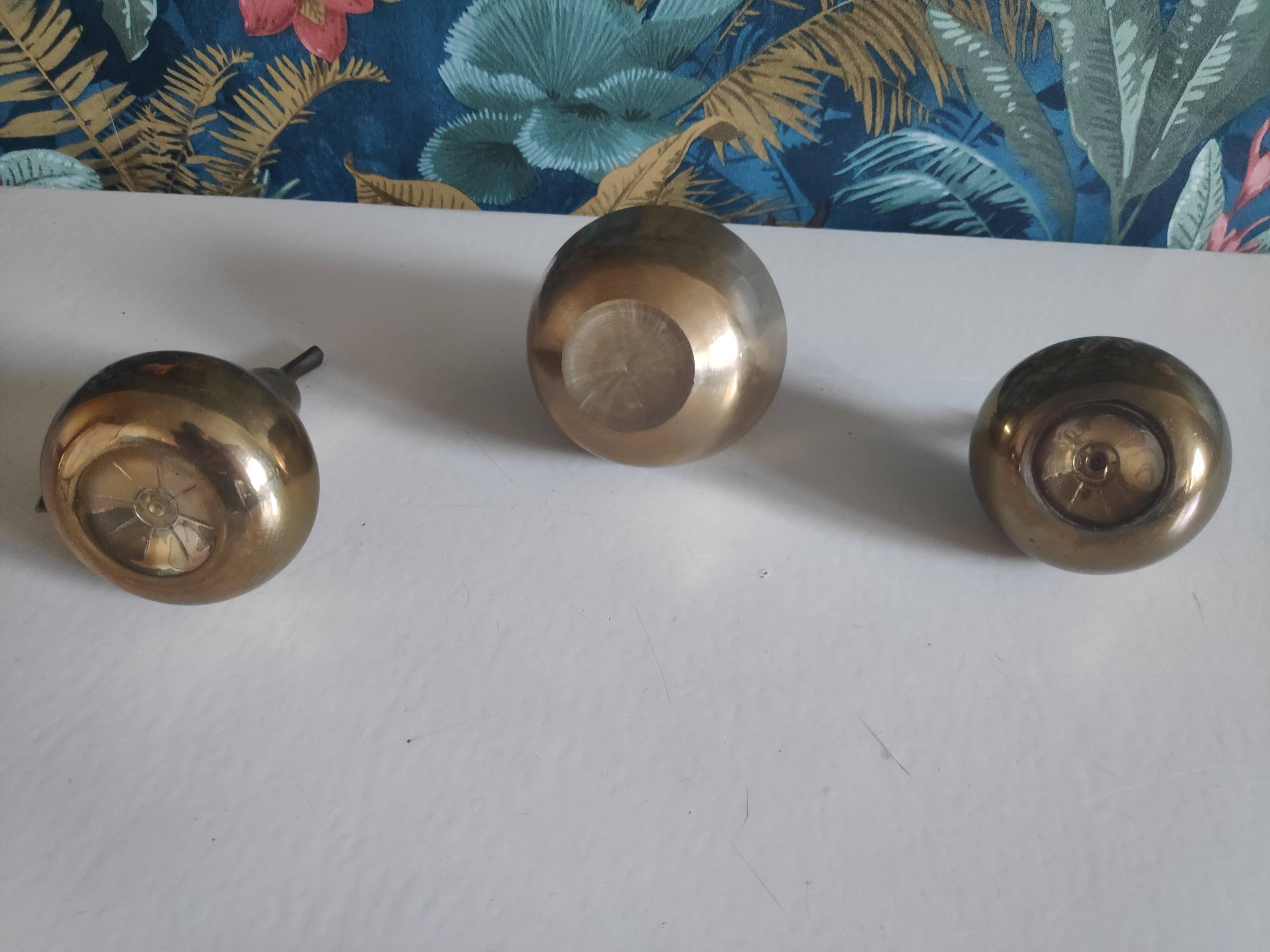 2 pears and 1 brass apple