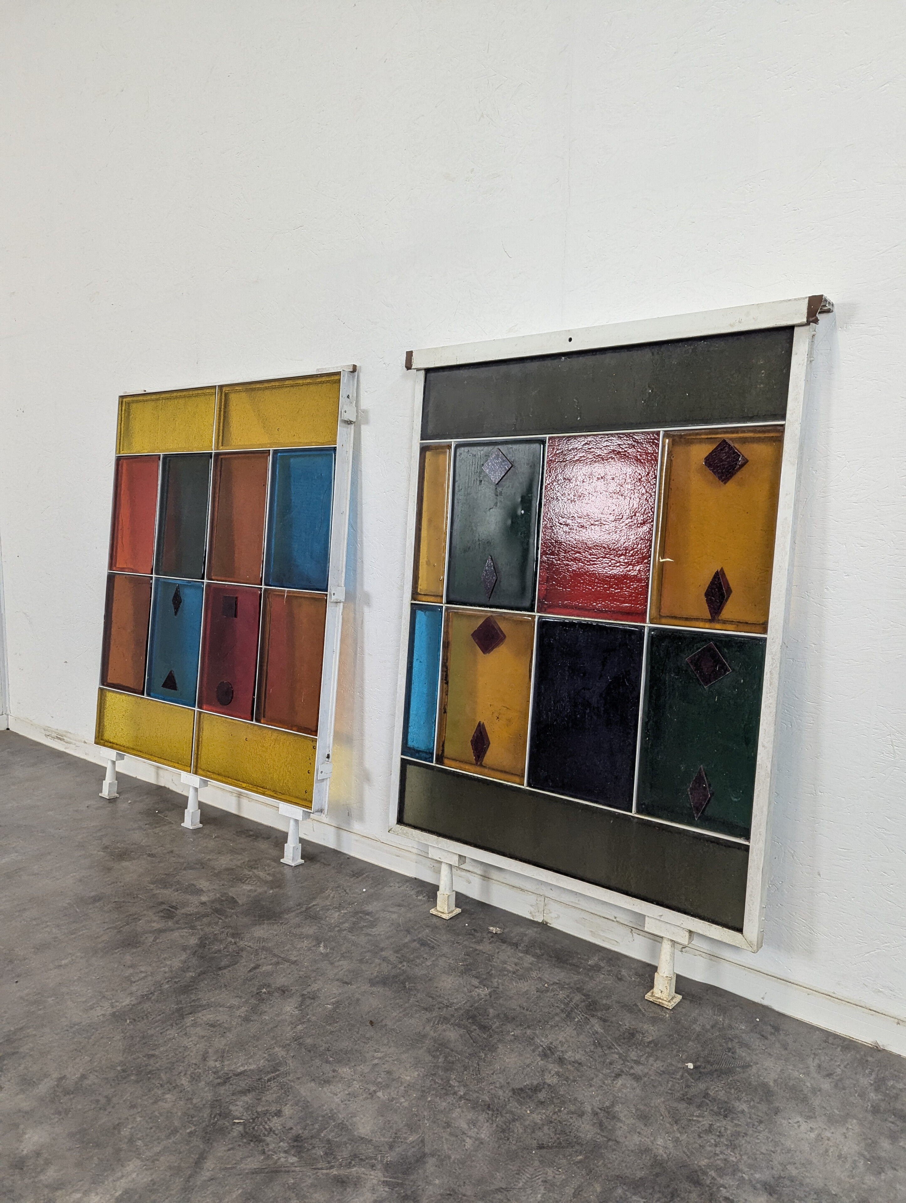 Panels made of thick colored glass slabs from Saint Gobain