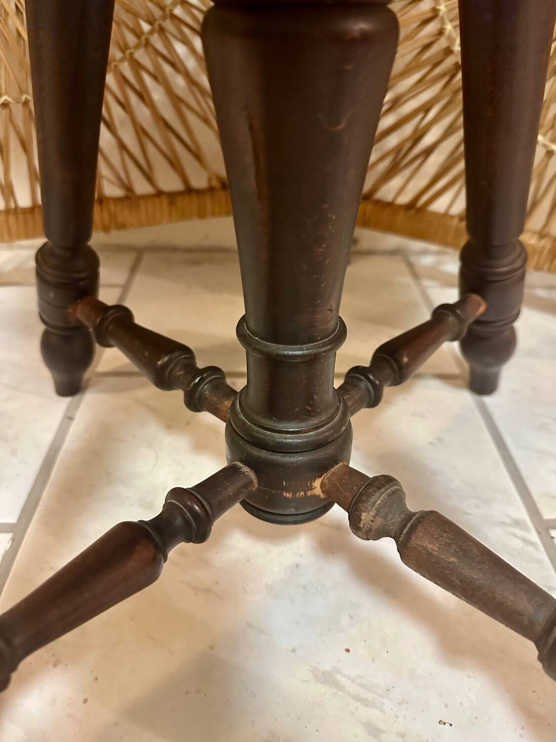 Antique adjustable piano stool in turned wood