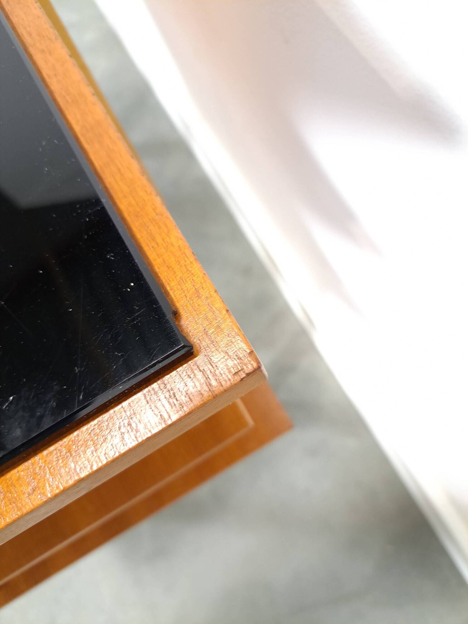 Mid-Century kastje J.D. Freese met klep en zwart opaline glas