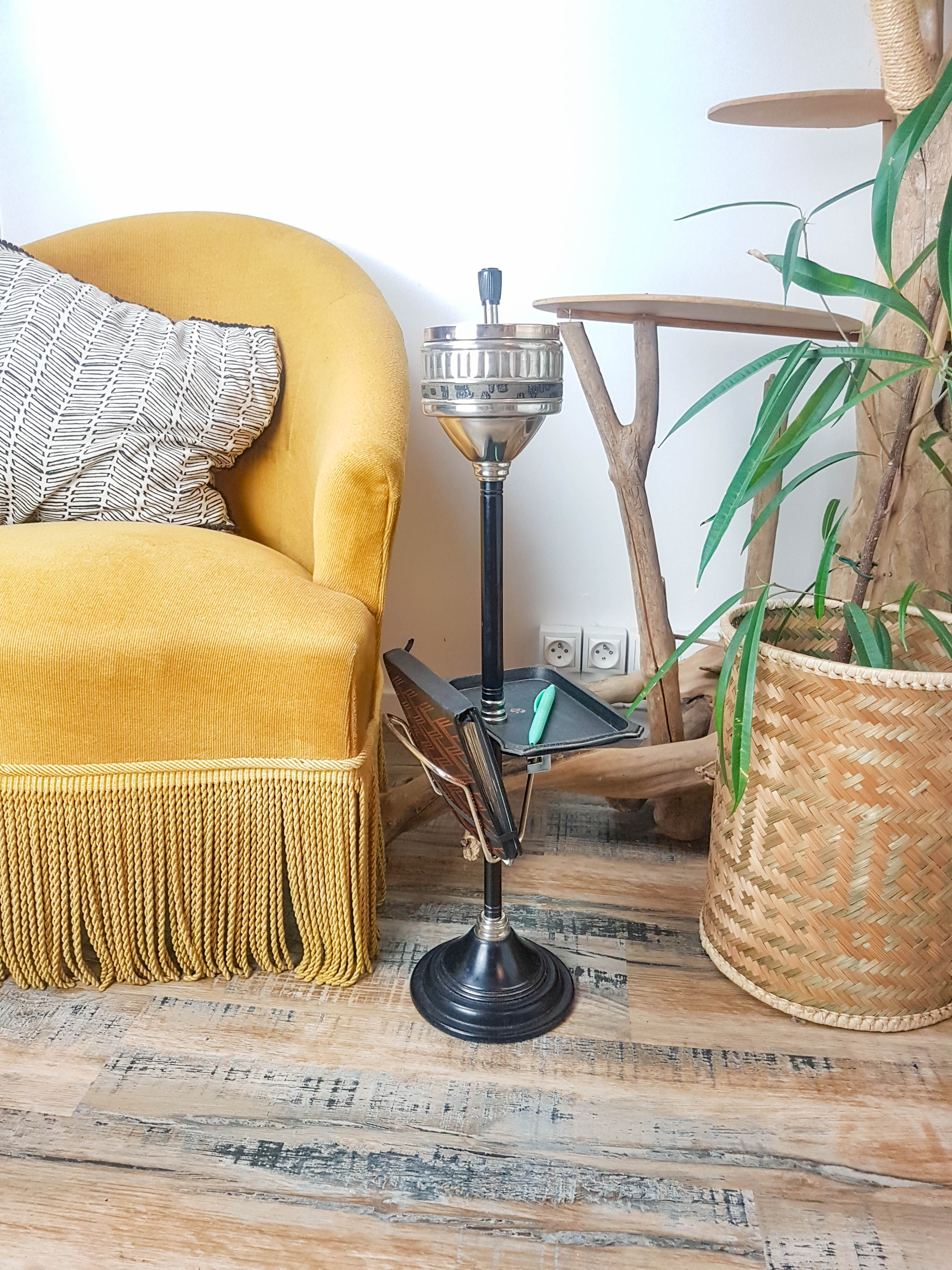 Cendrier sur pied vintage avec tablette et porte revue années 50
