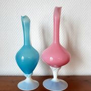 Paire d'aiguières en opaline rose et bleu