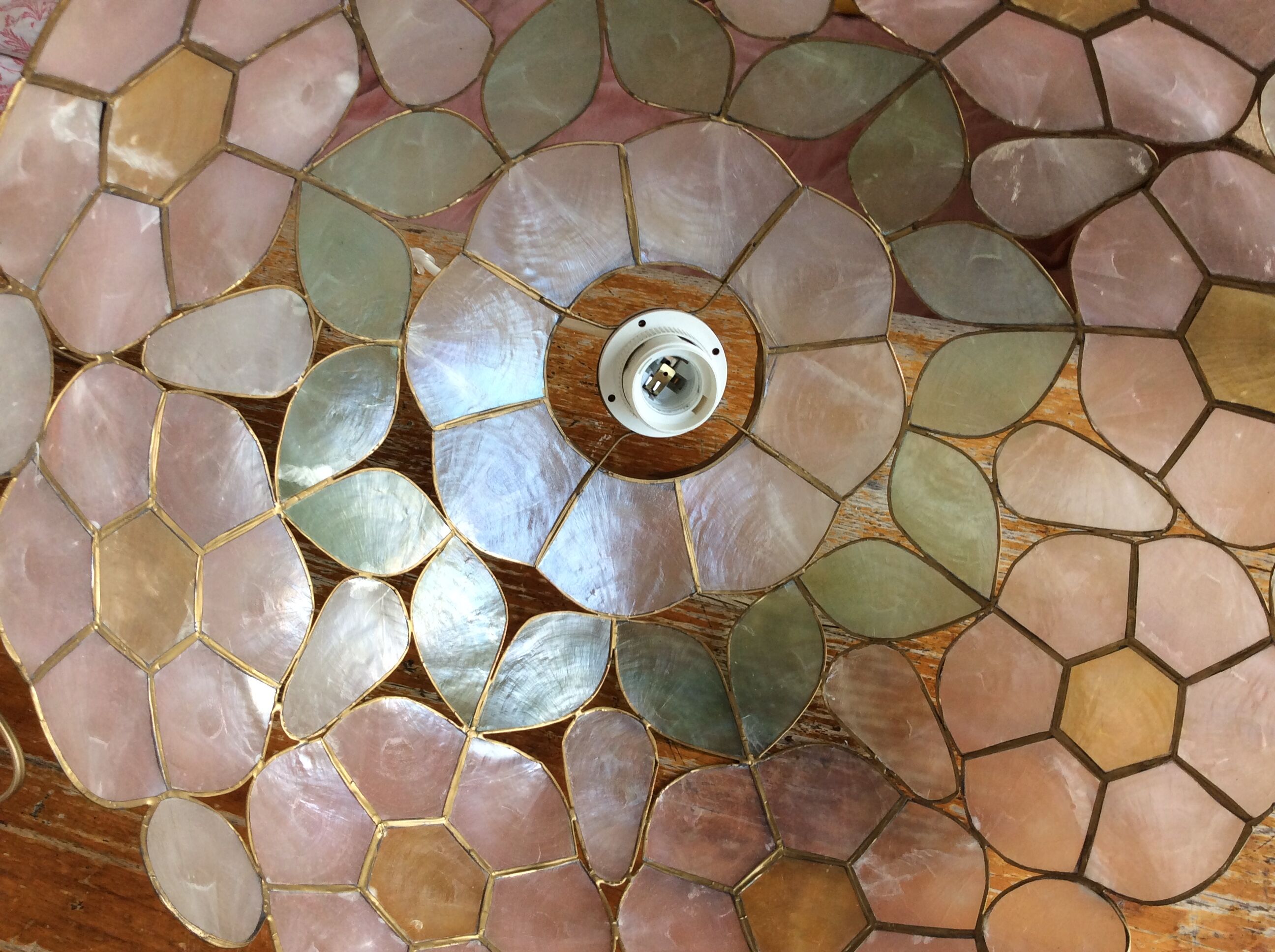 Vintage mother-of-pearl suspension