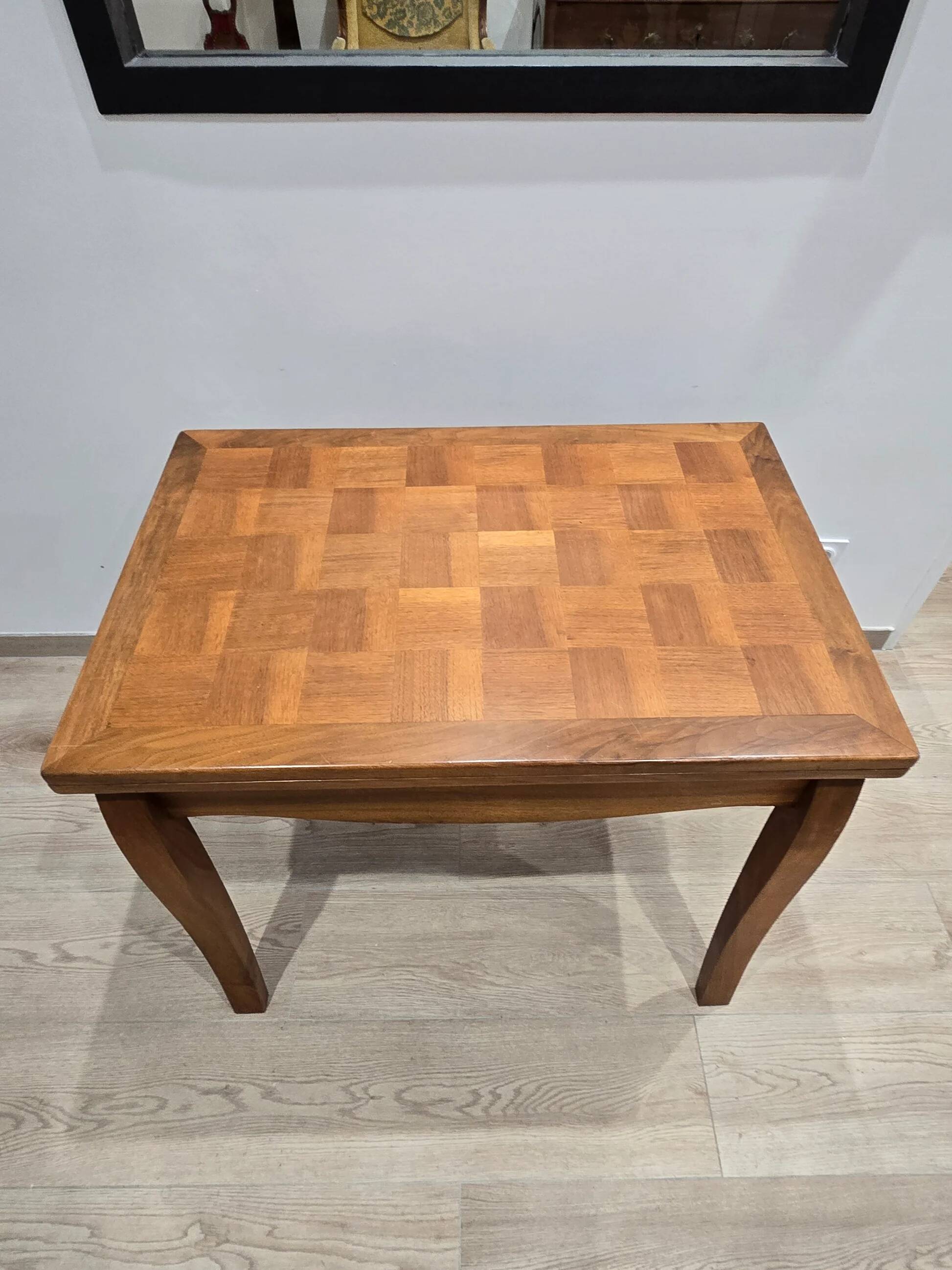 Table transformable vintage en bois de noyer et marqueterie