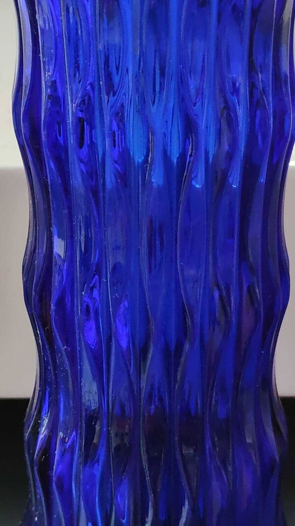 Vase Design Walther Glas, forme Graphique pointes flammées dorées. En verre d Art soufflé, bleu cobalt. Haut 25 cm