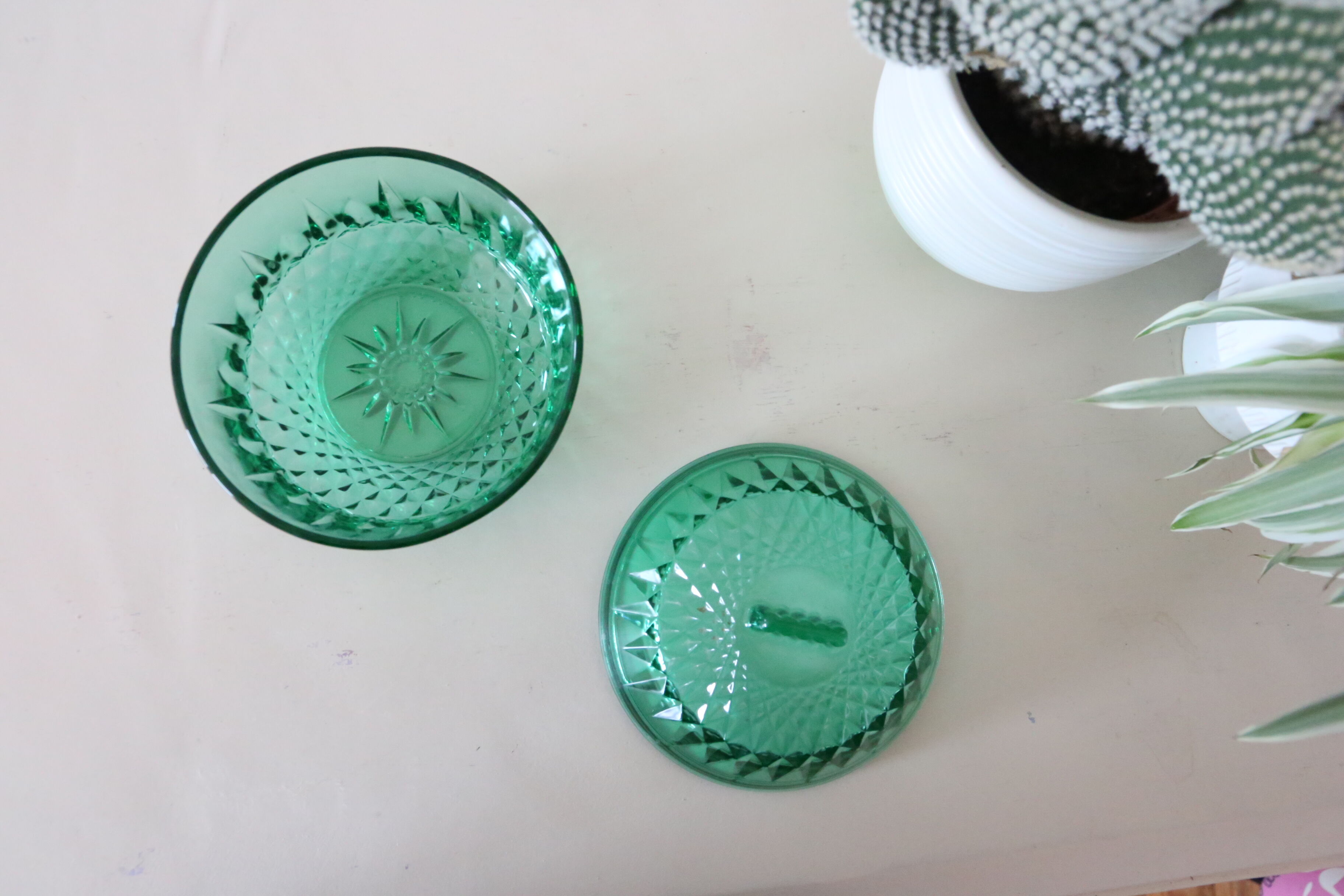Bonbonnière en verre vert