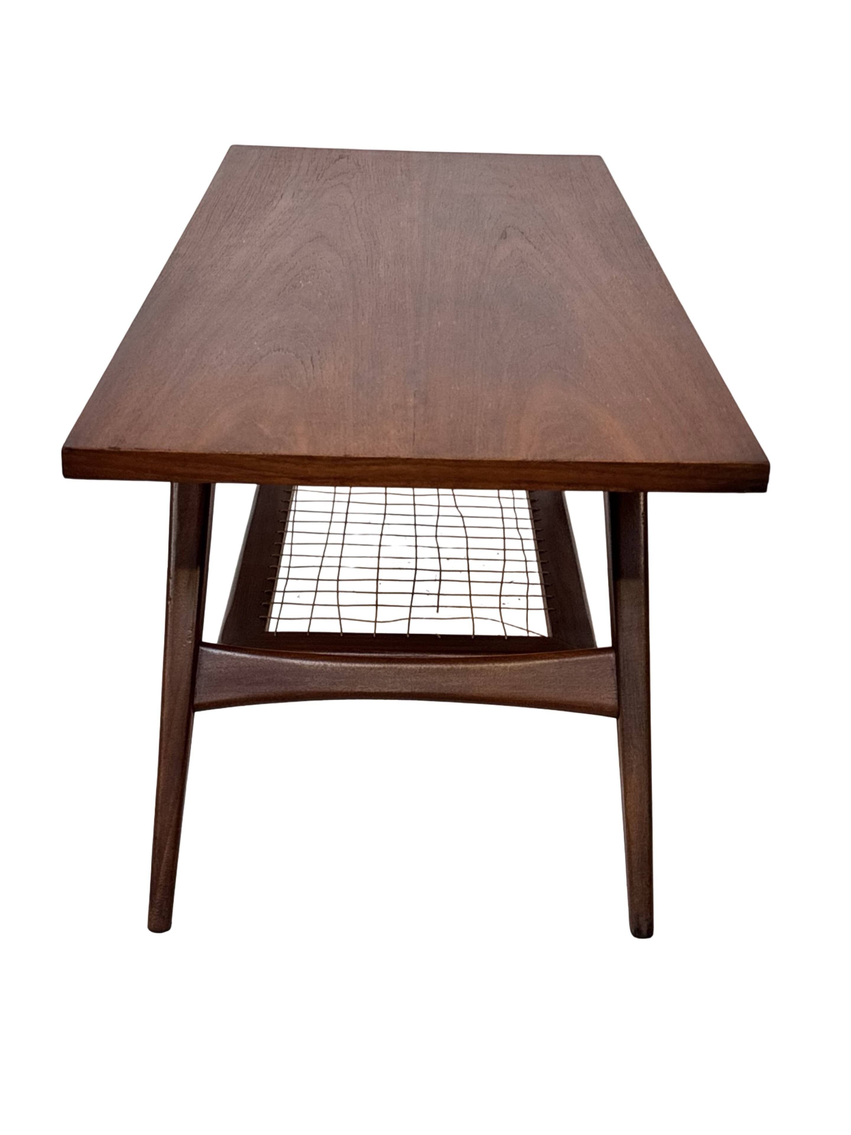 Table basse en teck dans le style de Louis van Teeffelen, années 1960