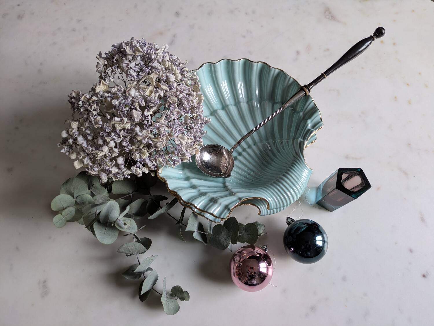 Shell-shaped porcelain dishes.