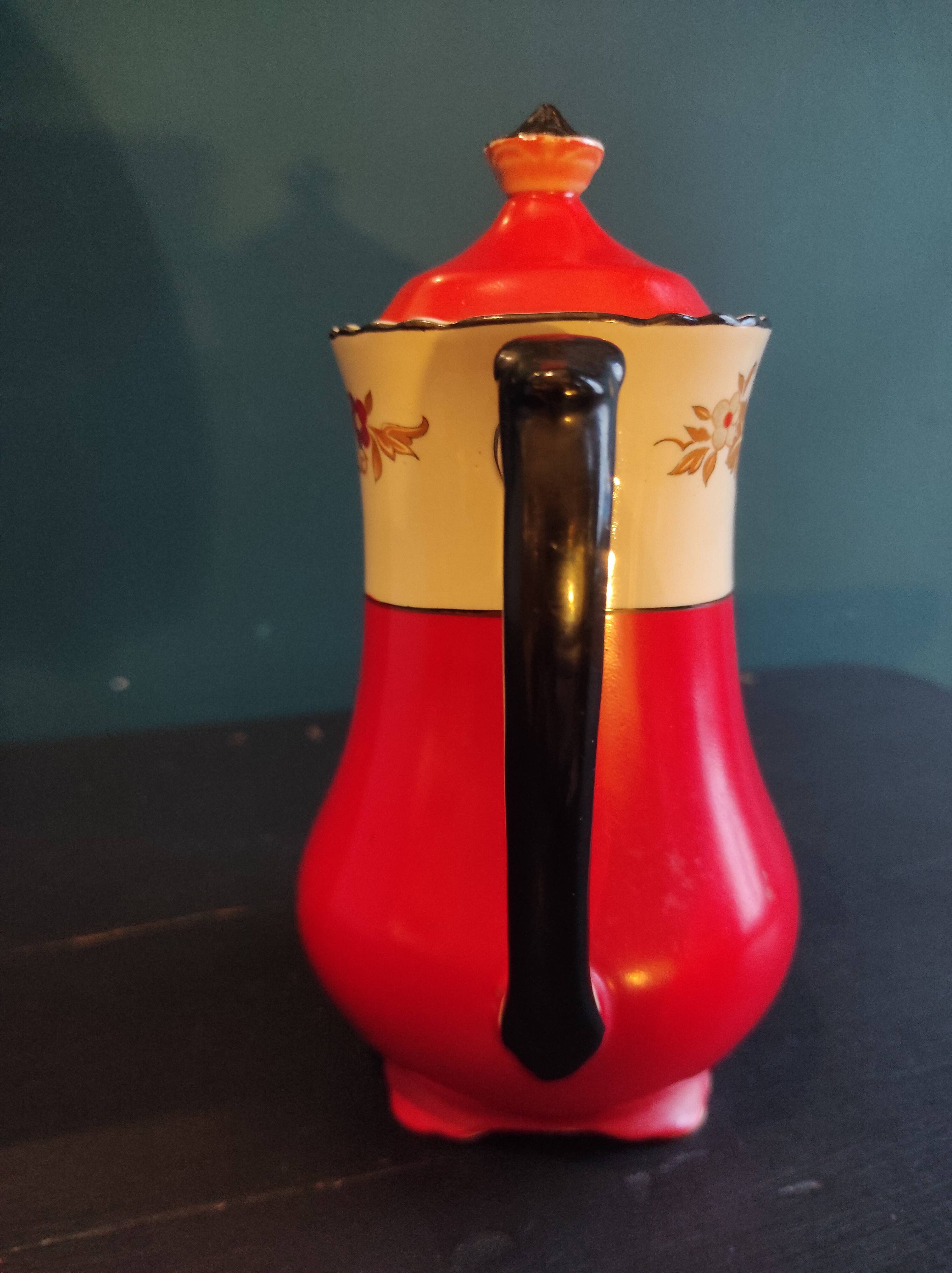 English vintage coffee or tea pot, Wedgwood, mod. Richelieu