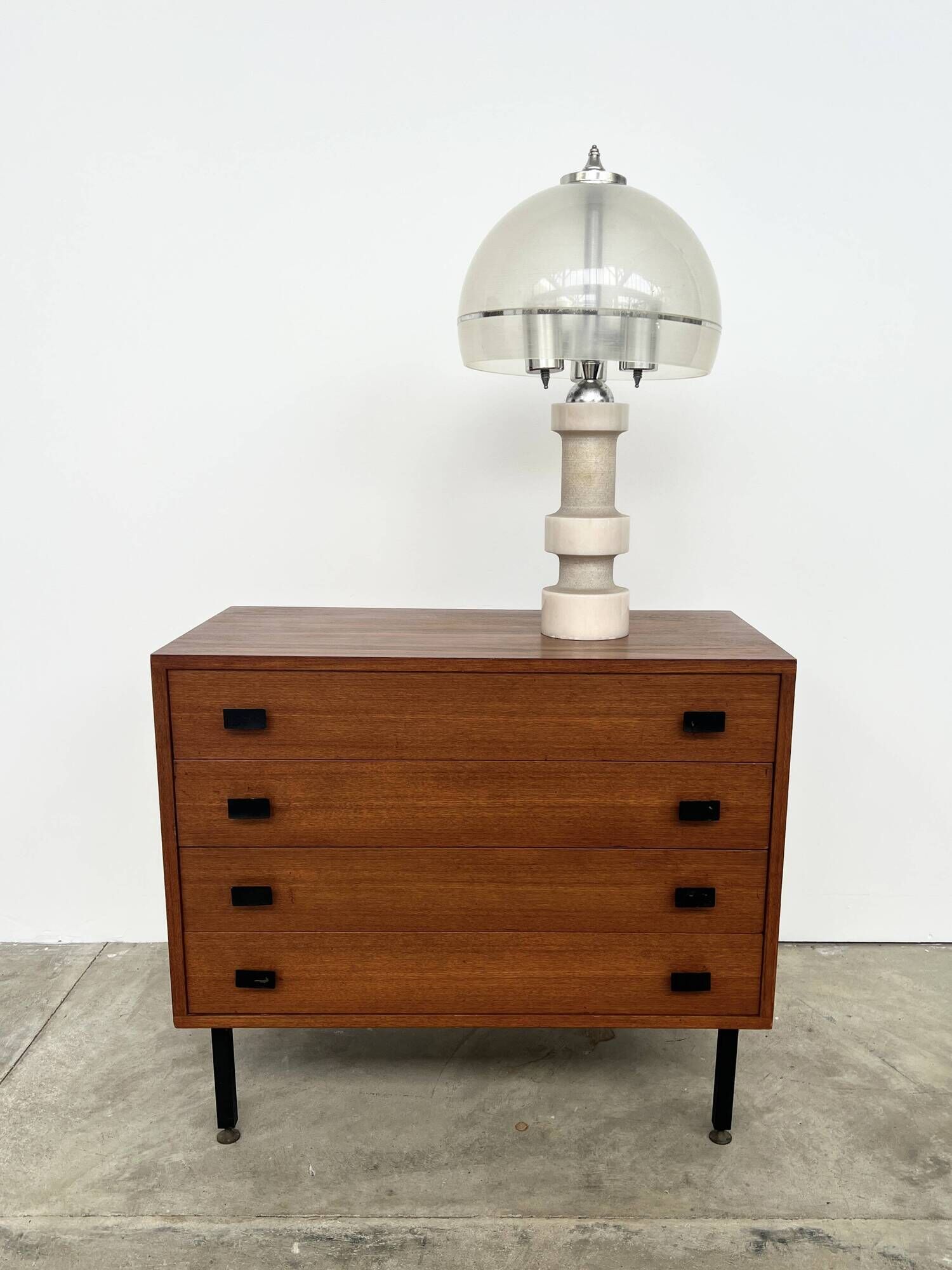 Commode 4 tiroirs moderniste par Antoine Philippon et Jacqueline Lecoq