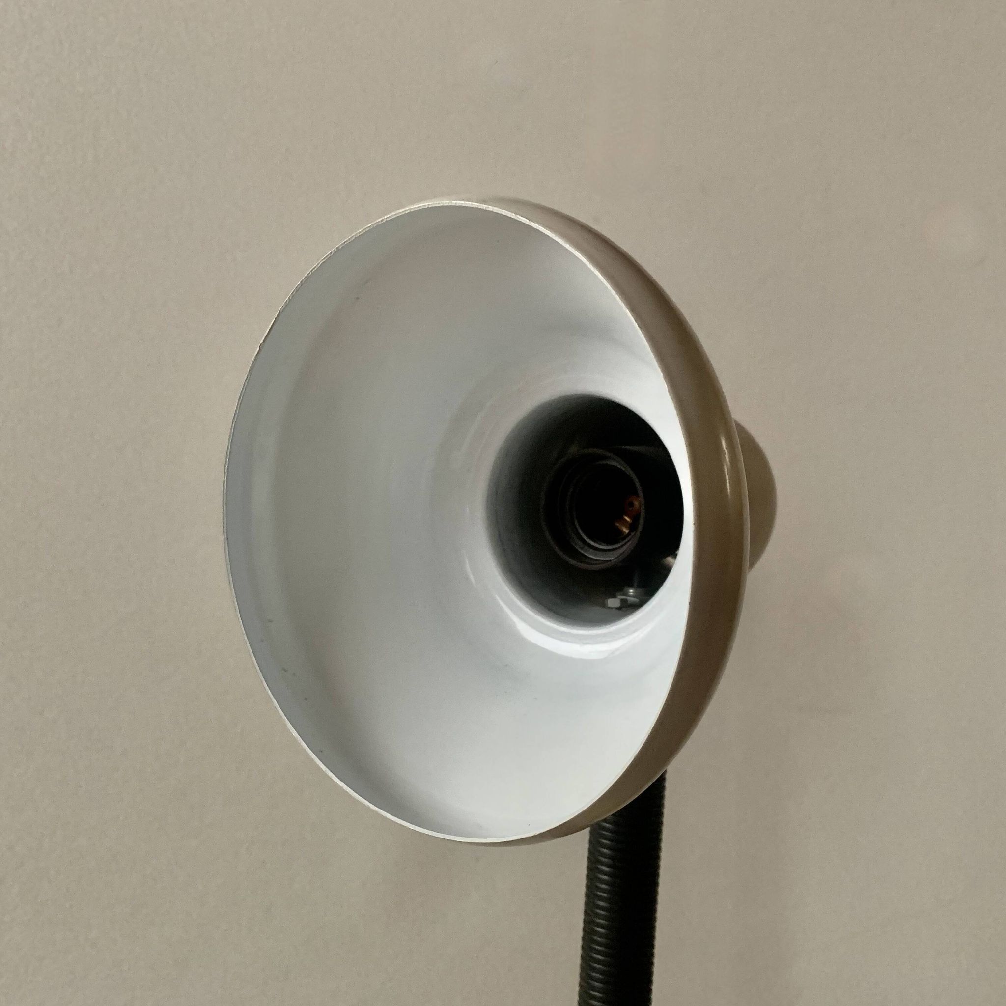 Lampe de bureau métallique vintage blanche et noire