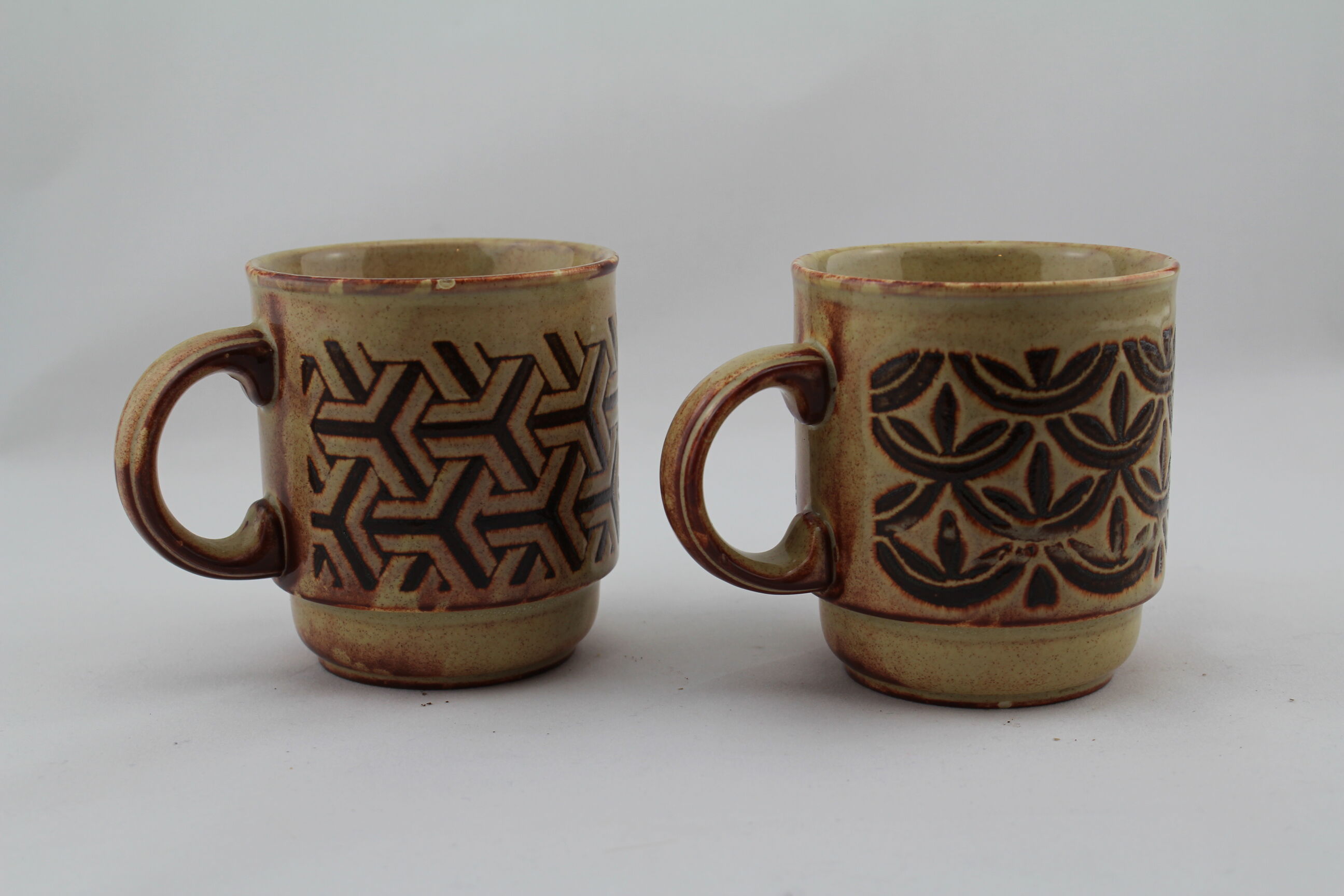 Set of 2 ceramic mugs