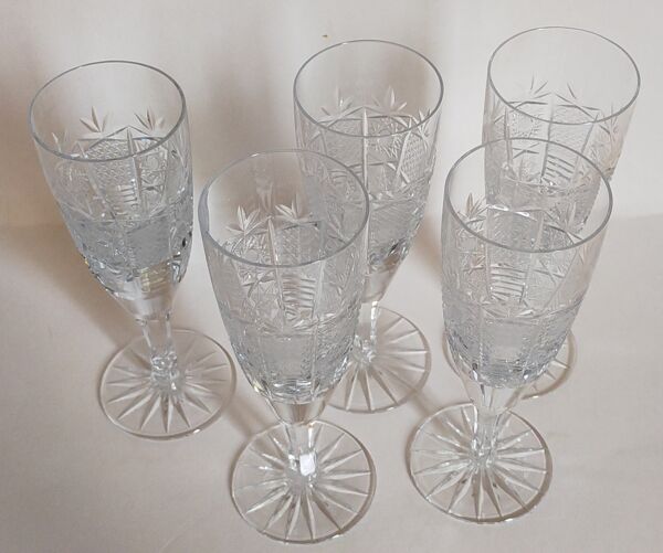 Cinq flûtes à champagne en cristal taillé vintages