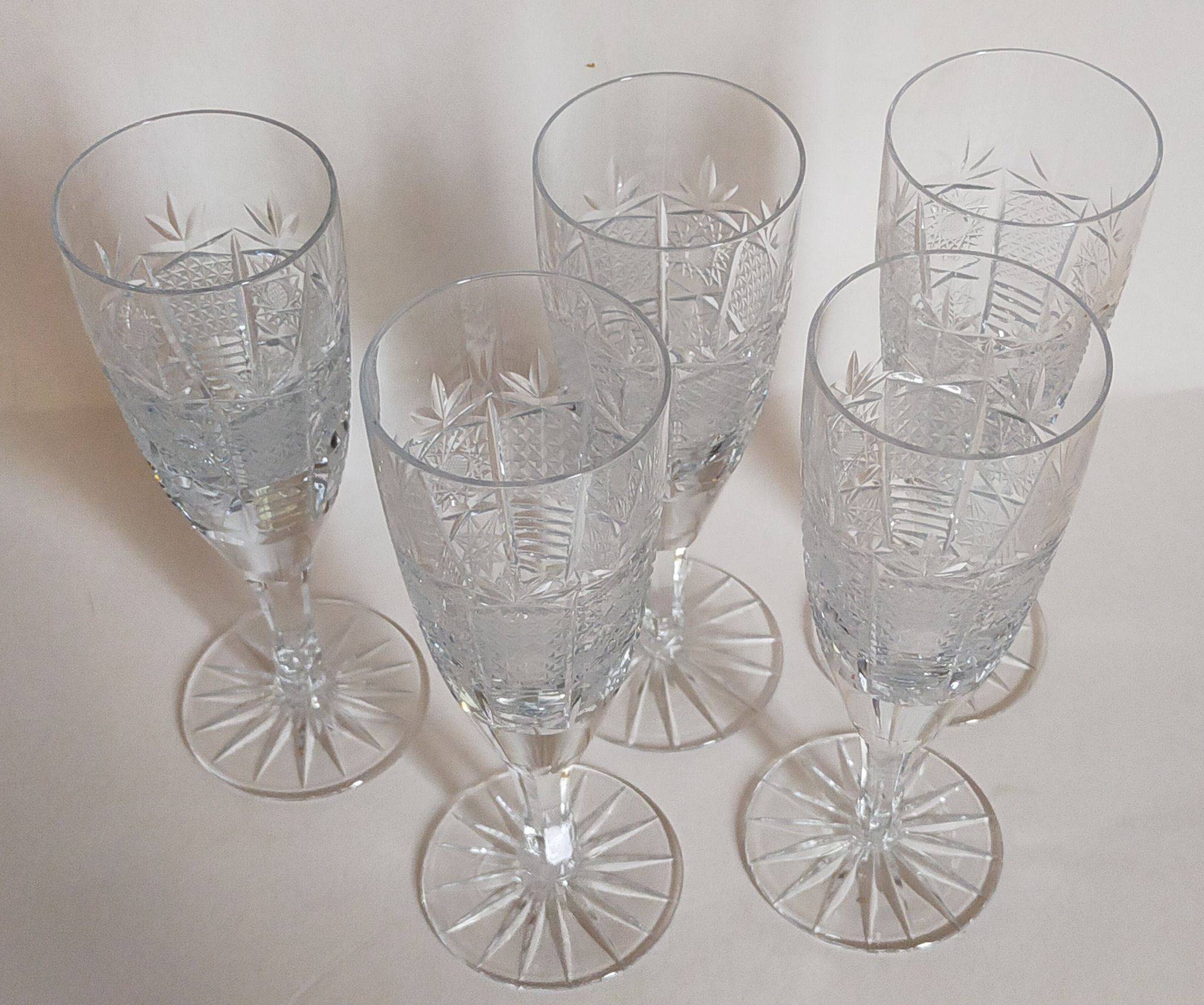 Cinq flûtes à champagne en cristal taillé vintages