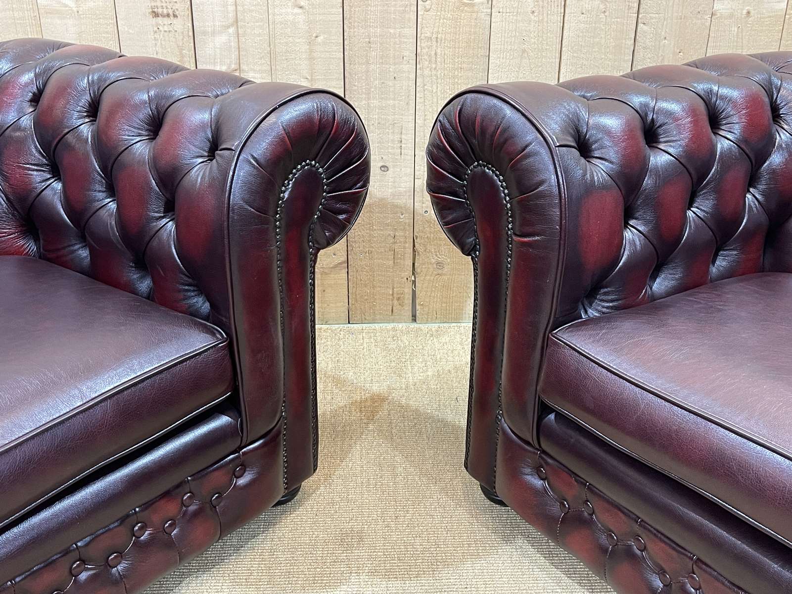 Pair of 2-seater leather Chesterfield sofas from the 1990s by Thomas LLOYD