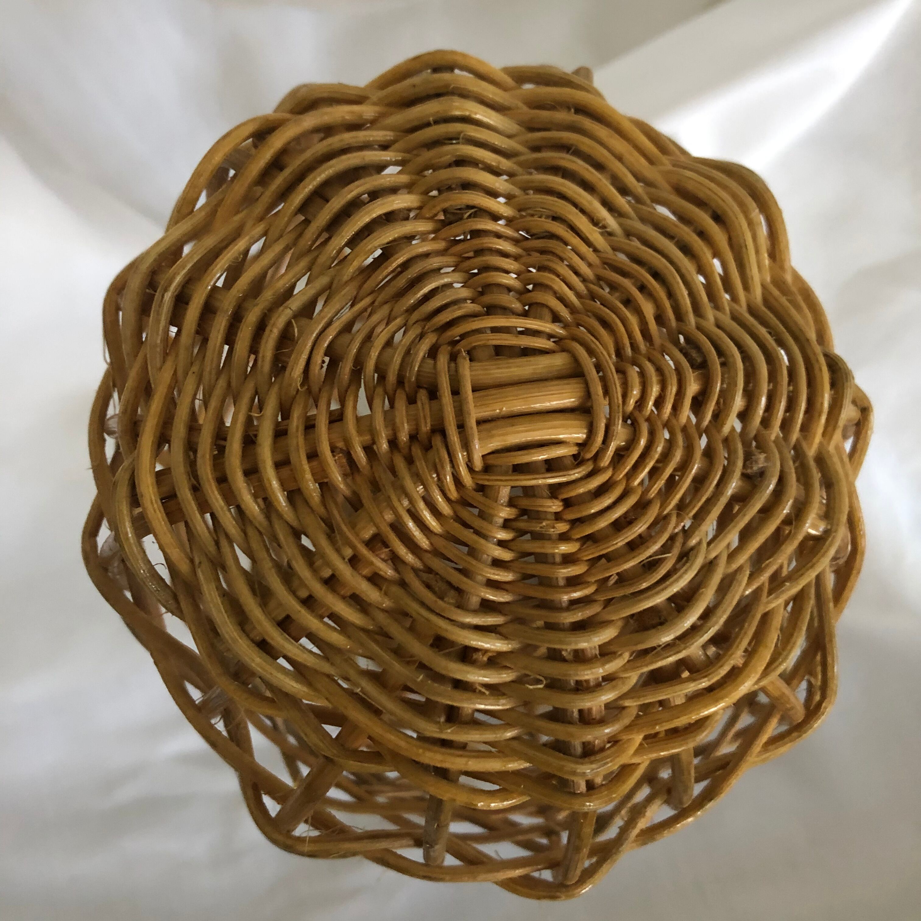 Head to rattan hat, milliner's marotte