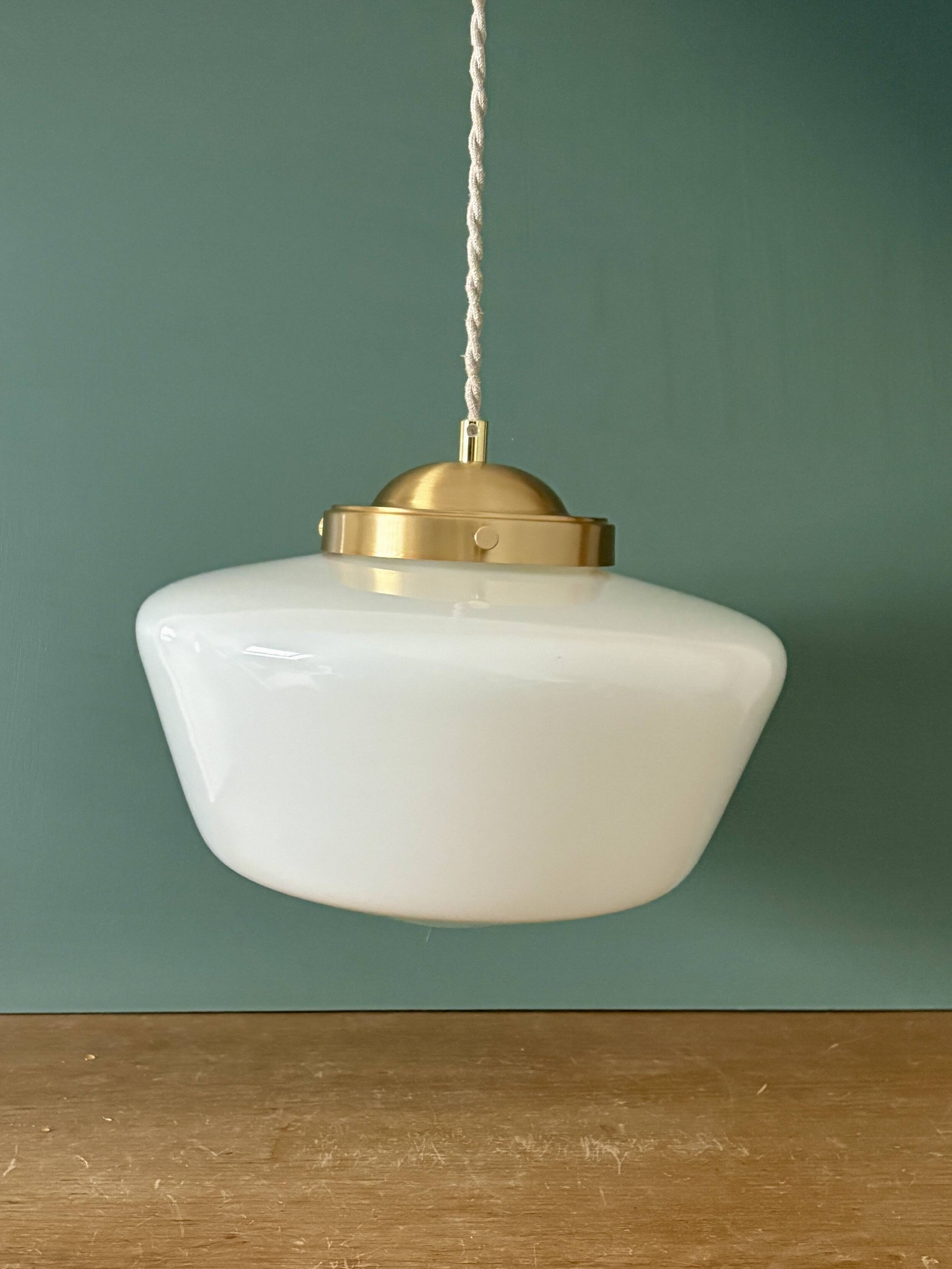 Suspension globe vintage en opaline blanche