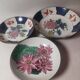 Trois assiettes décoratives en porcelaine chinoise et laiton années 1960. signées