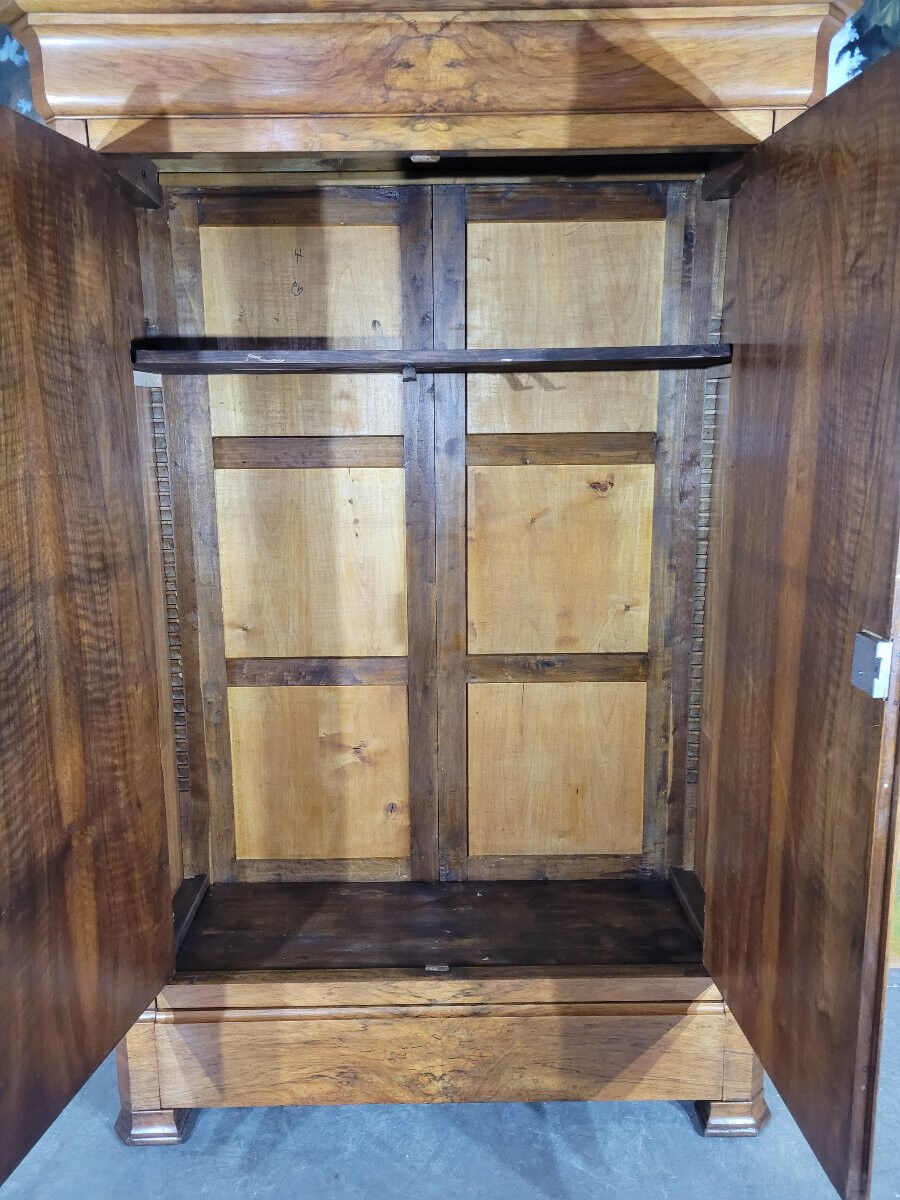 Armoire époque Louis Philippe en noyer