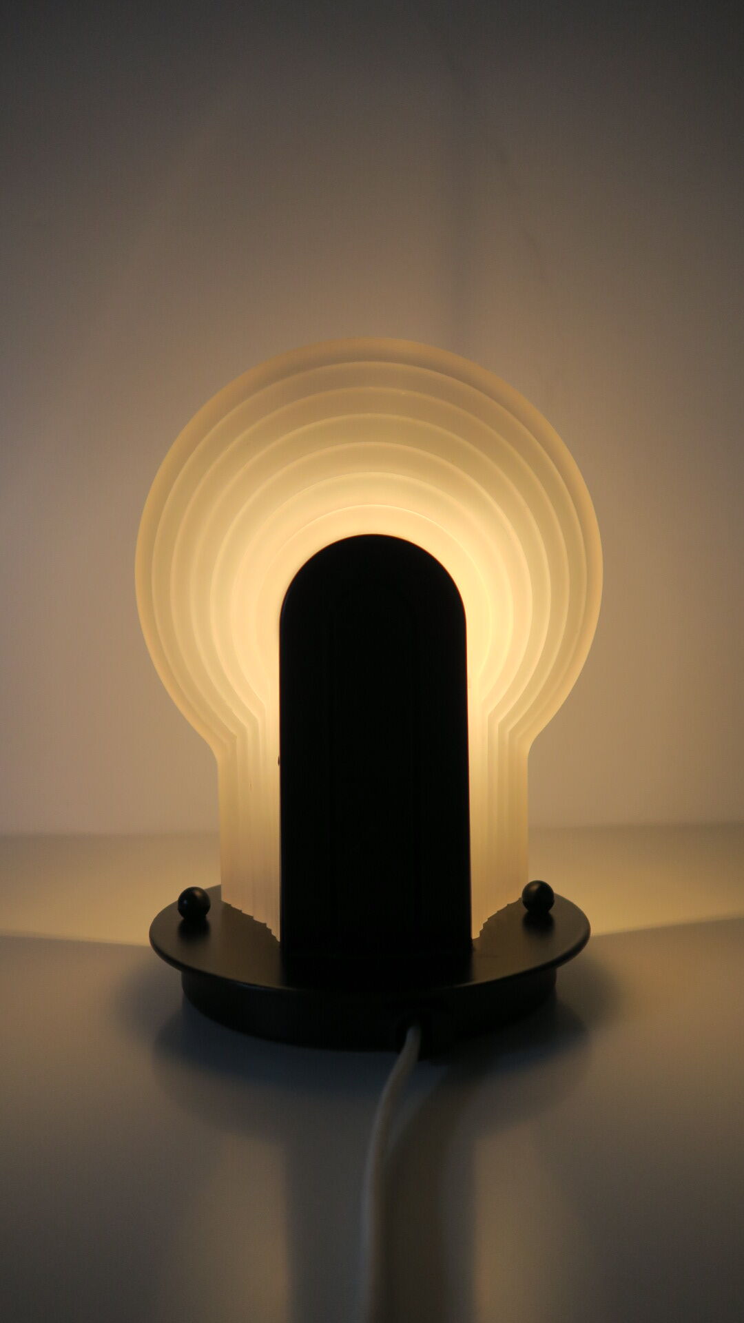 Italian wall lamp in satin glass 80s