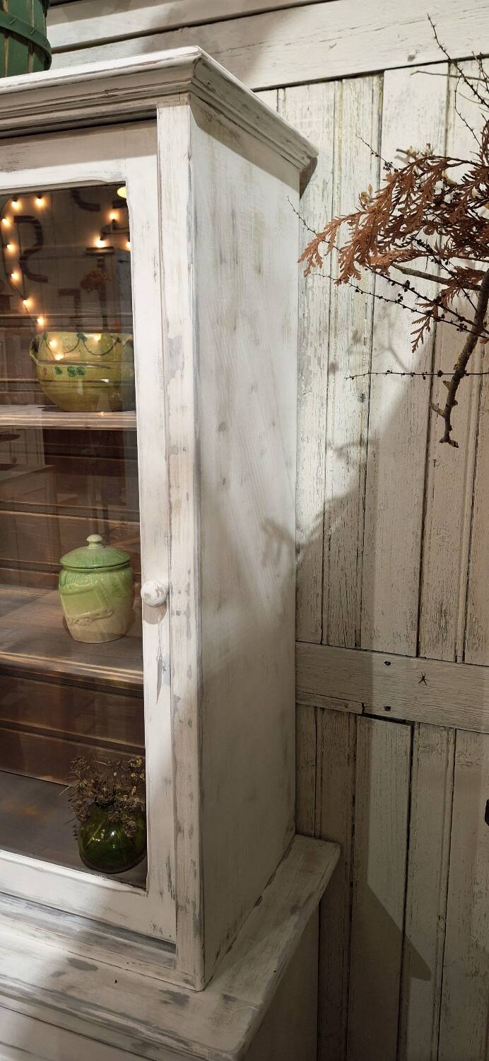 Buffet with 2 glass doors