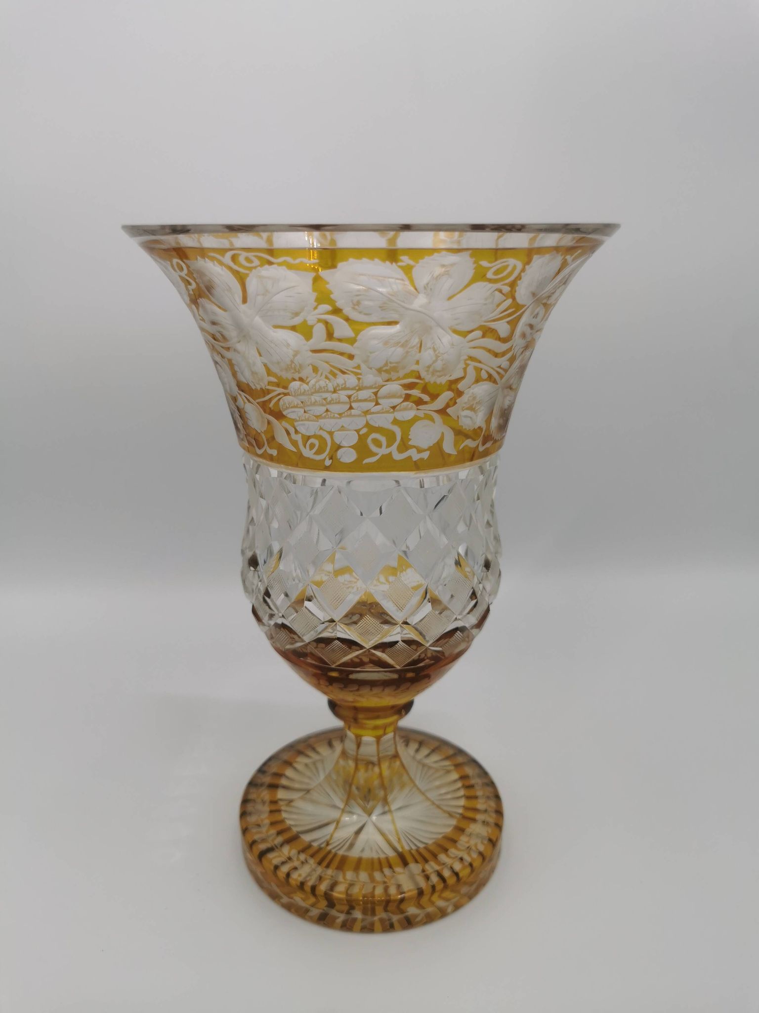 Vase en cristal de bohème jaune ambre