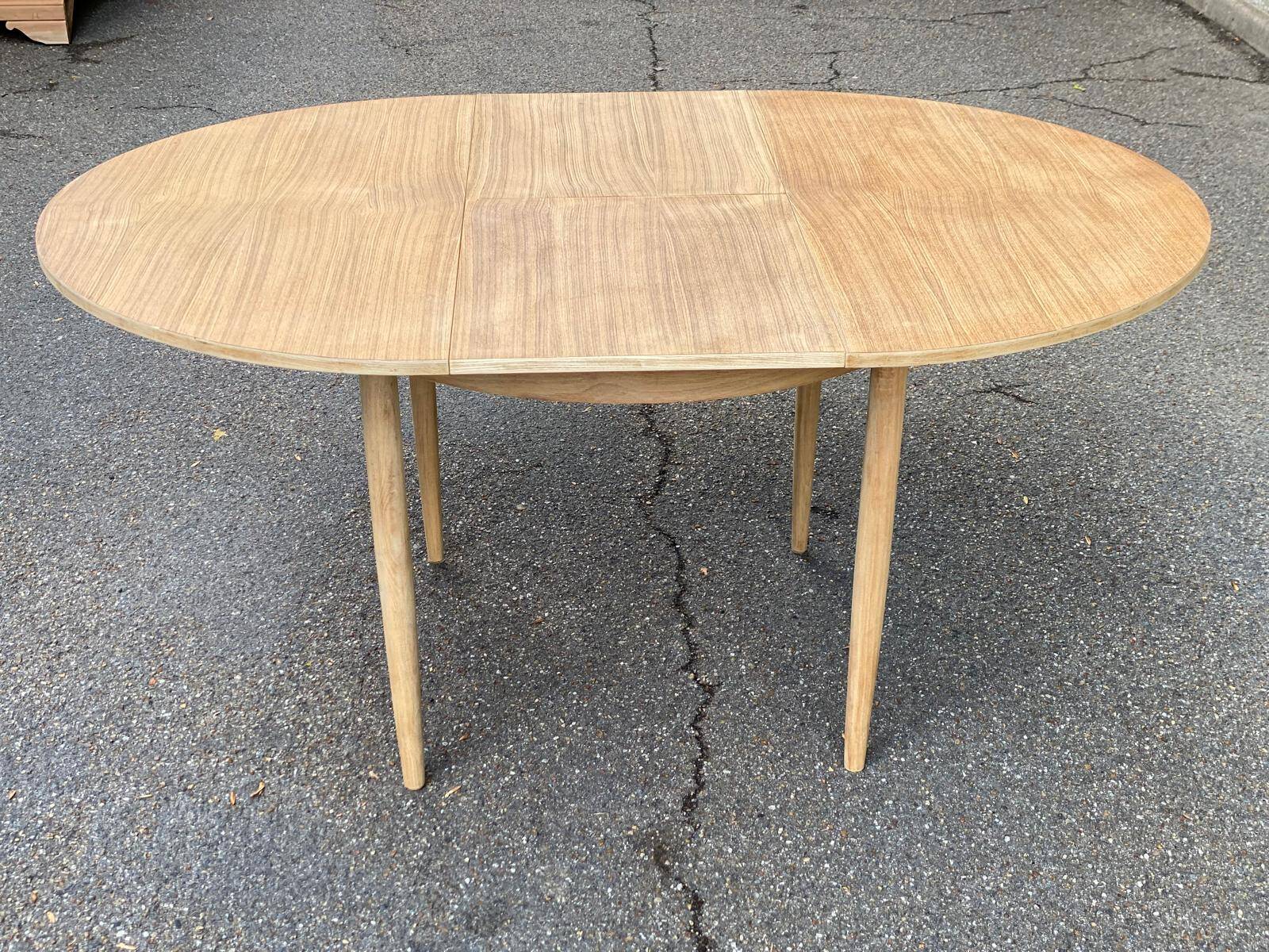 Table à manger scandinave ronde extensible rénovée en teck 1950
