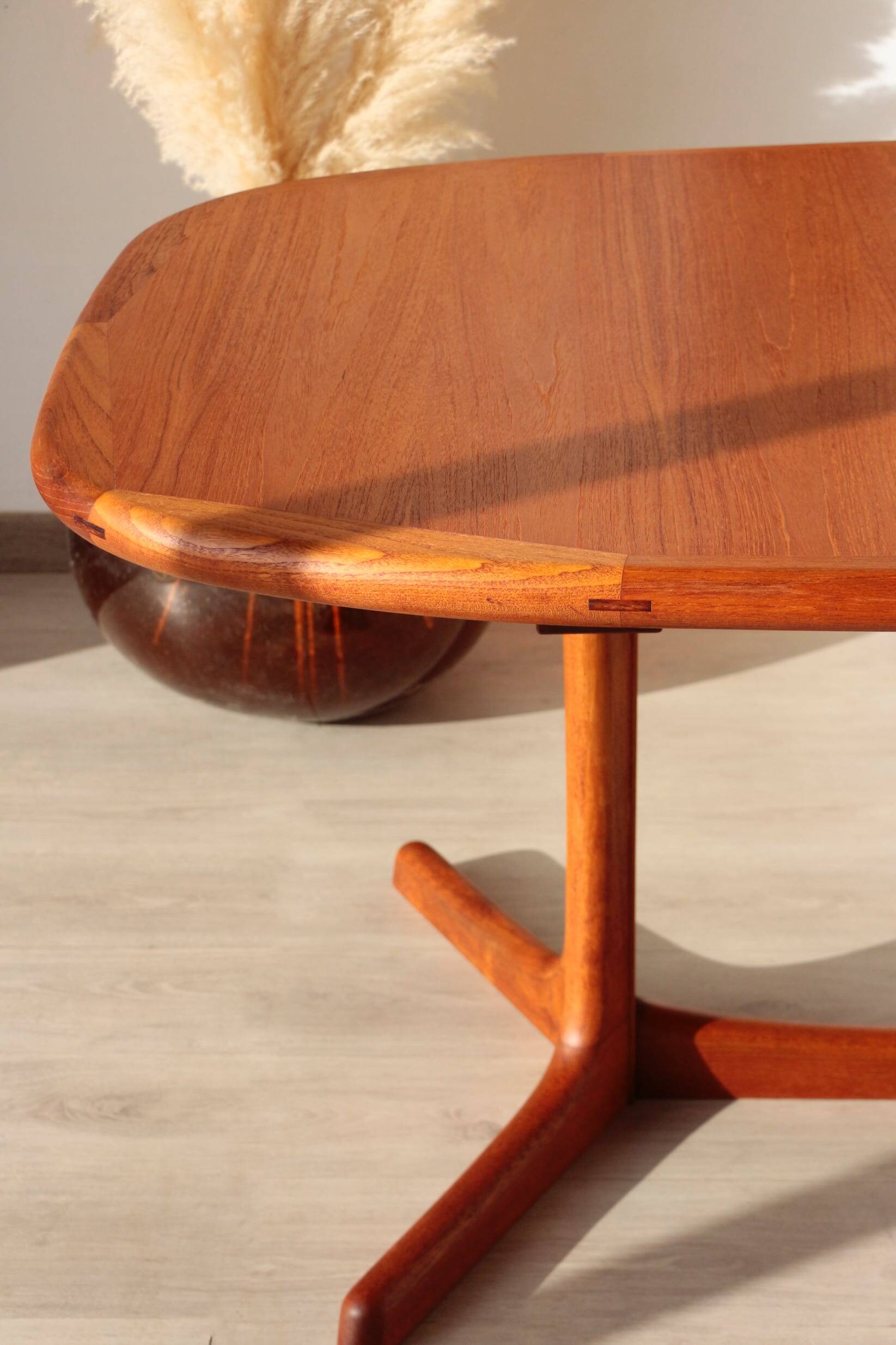 Vintage Dyrlund dining table in teak – the excellence of Danish design.