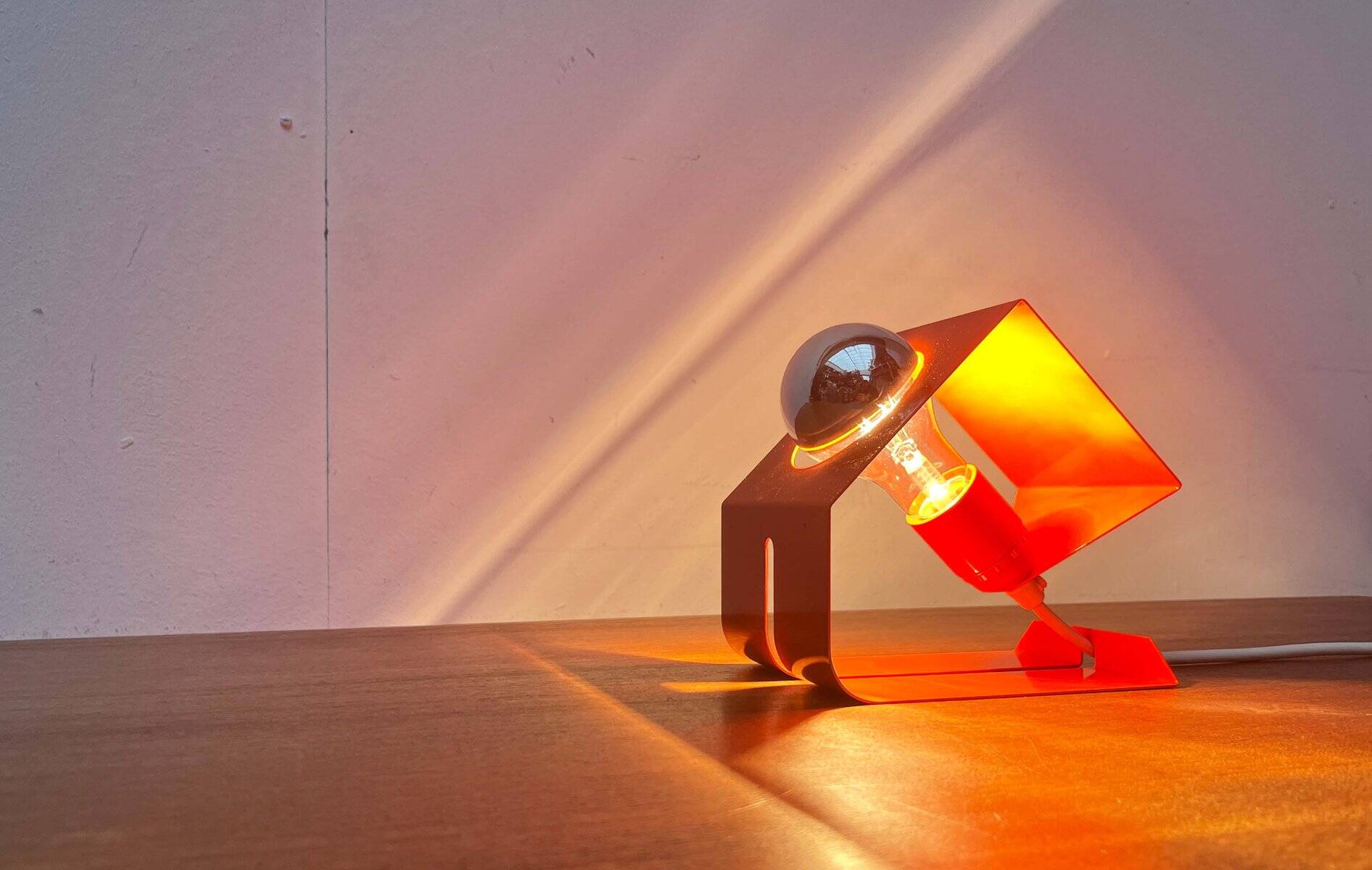 Lampe de table métallique orange minimaliste de l'ère spatiale moderne du milieu du siècle, années 1960