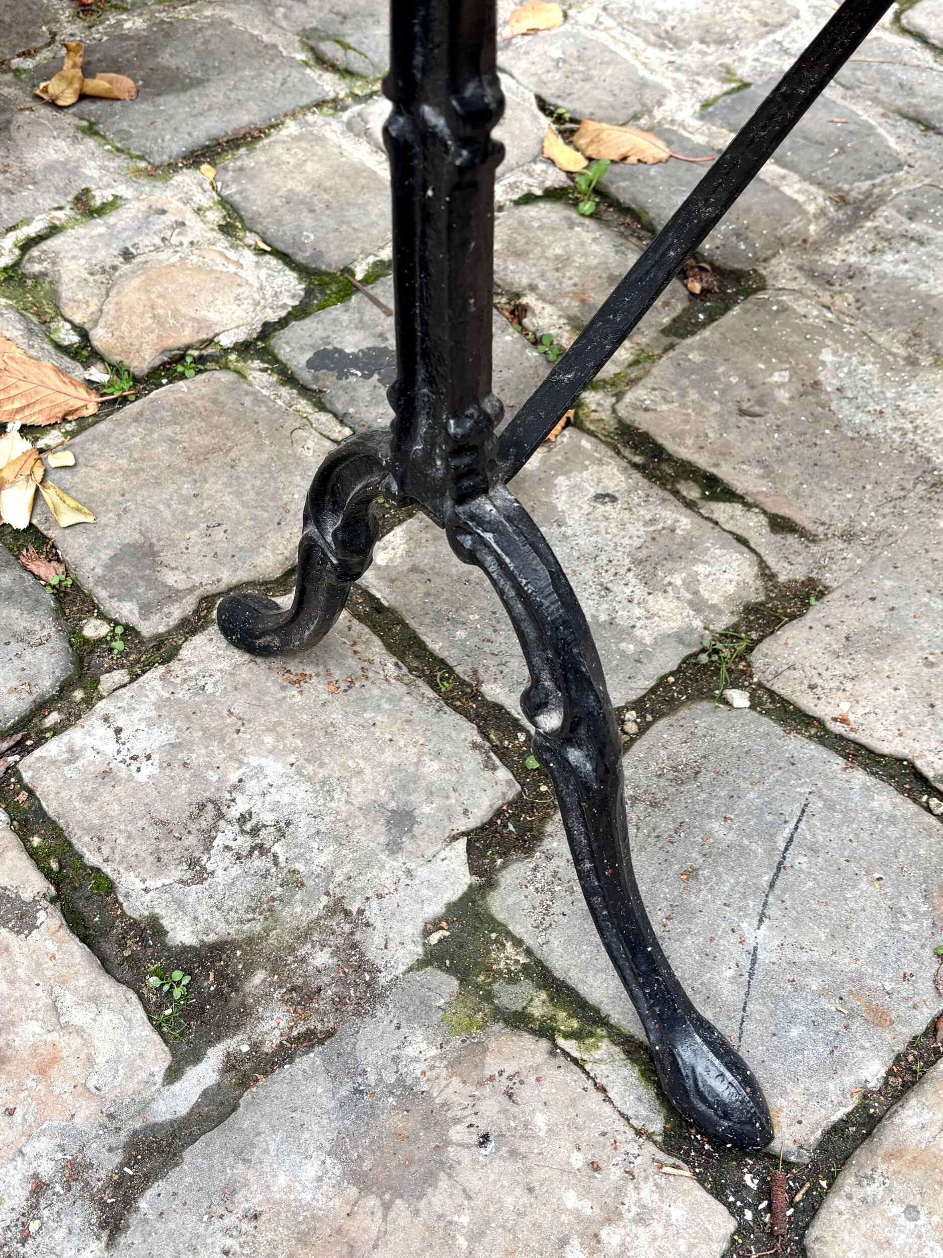 Oblong bistro table in grey marble and black cast iron
