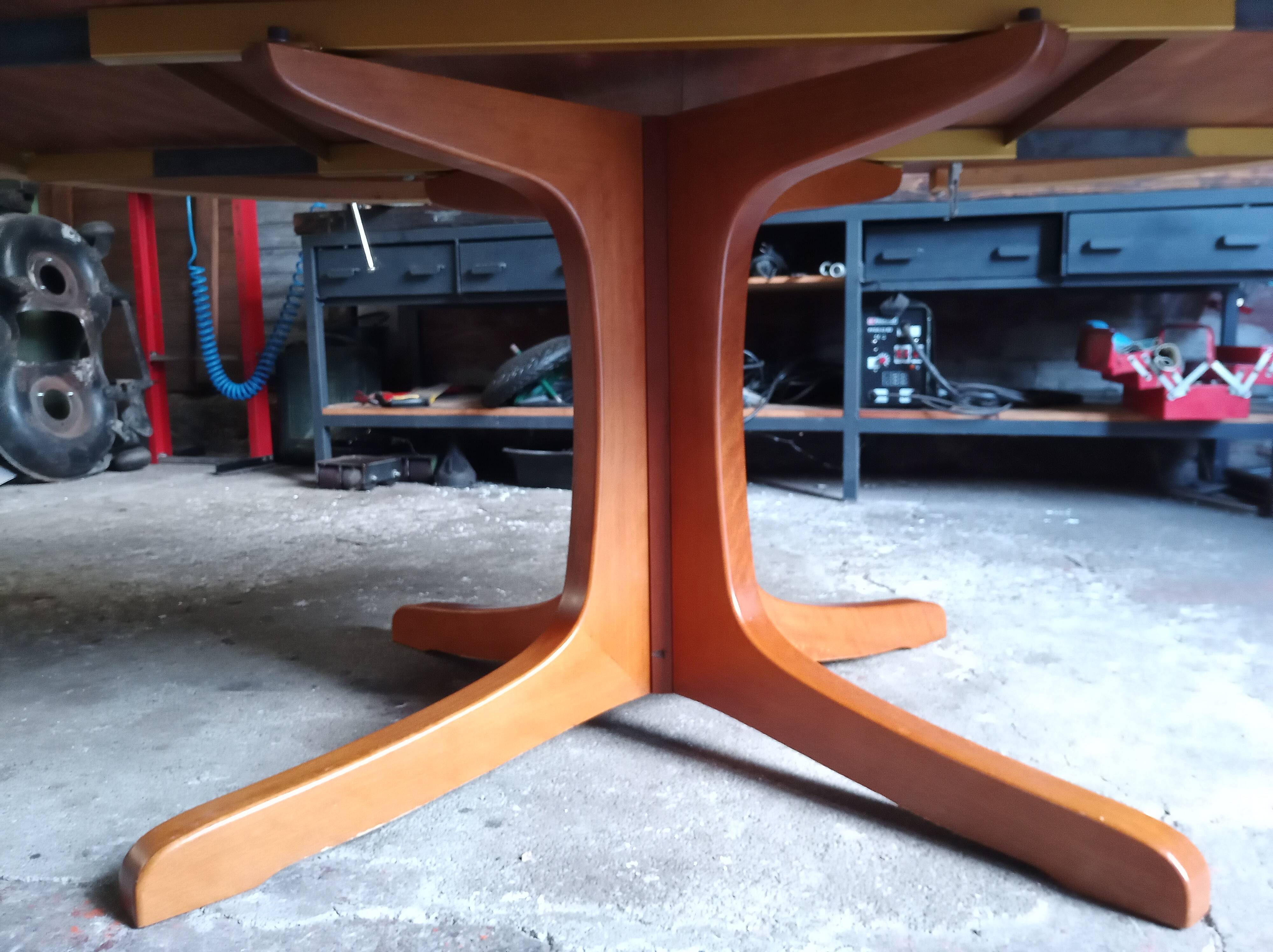 Scandinavian extending table