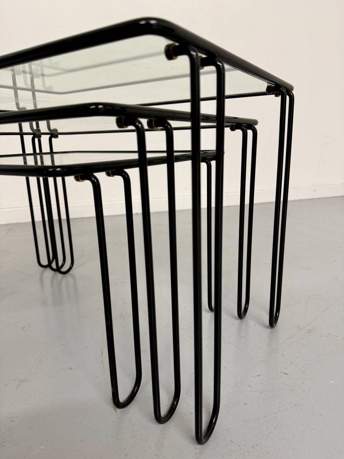 Vintage Italian design nesting coffee table in metal and glass from the 1980s