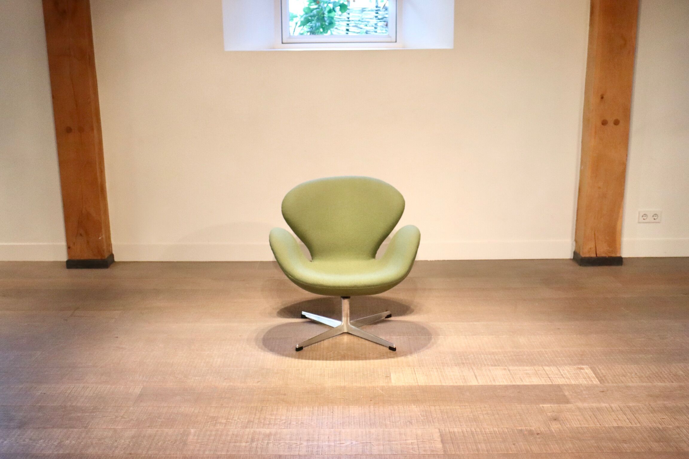Early model 3320 Swan Chair by Arne Jacobsen for Fritz Hansen, 1950s