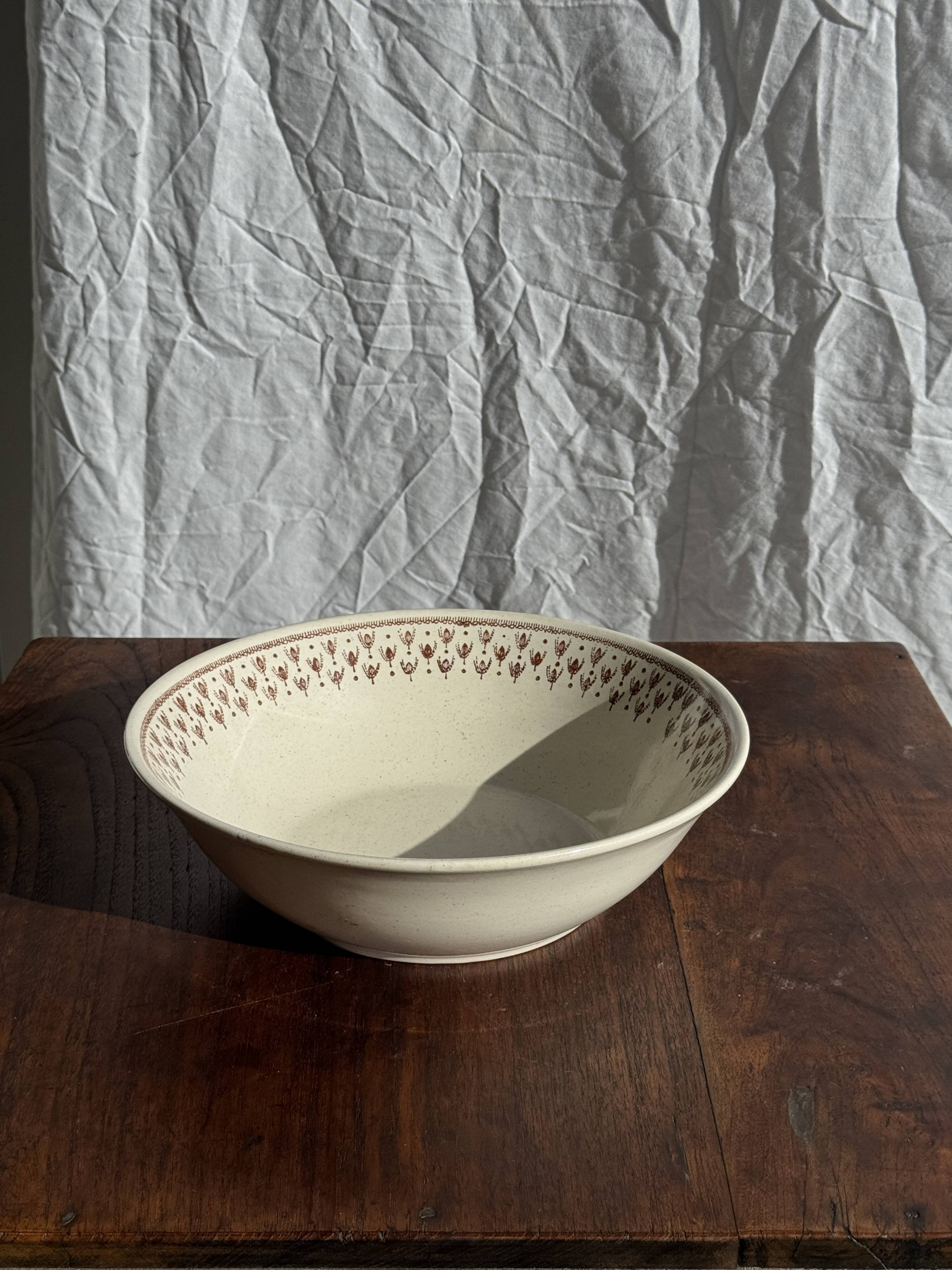 Set of a salad bowl and a vintage brown circular dish D28.