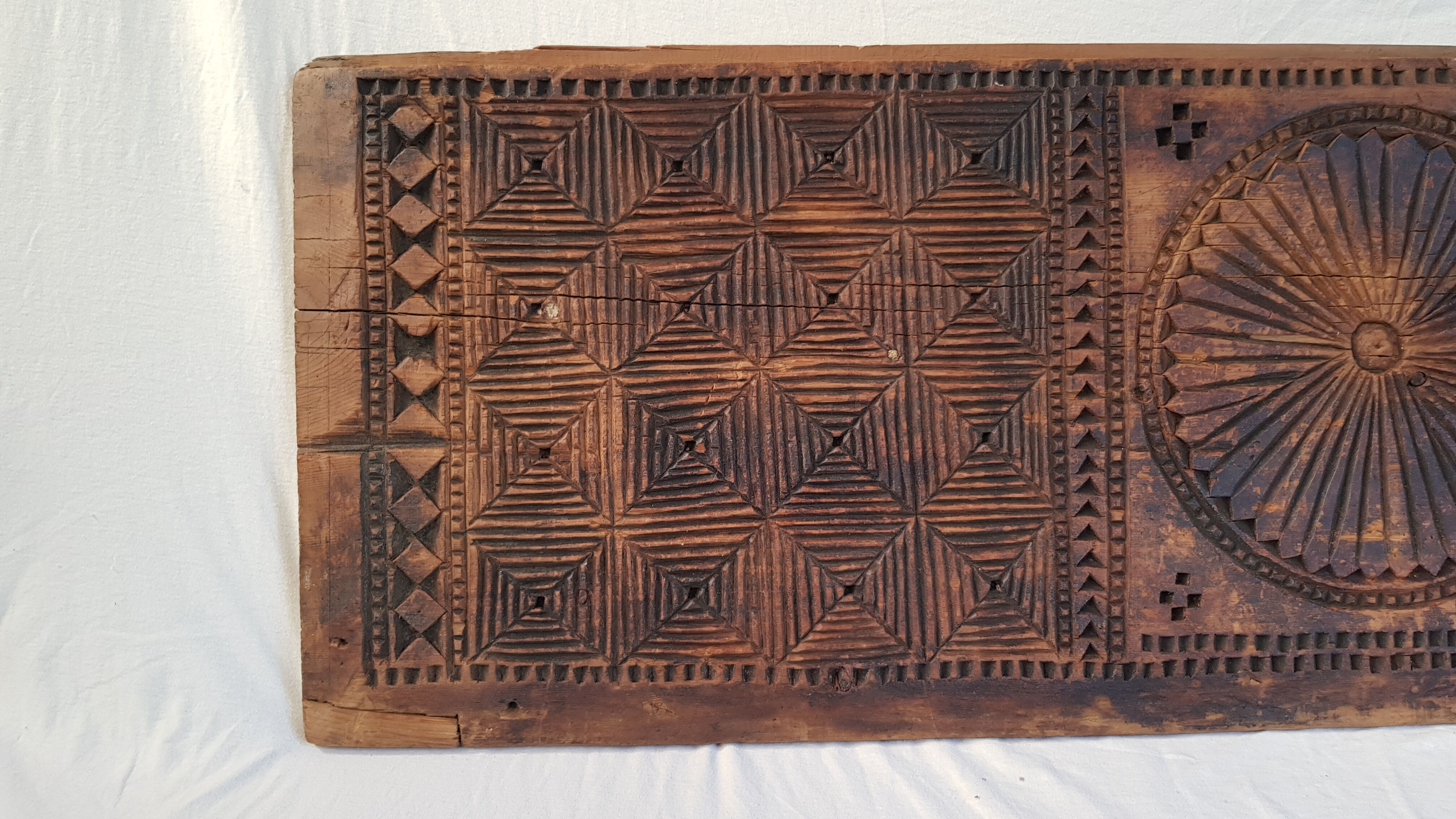 Frieze - carved wooden pediment - Islamic art