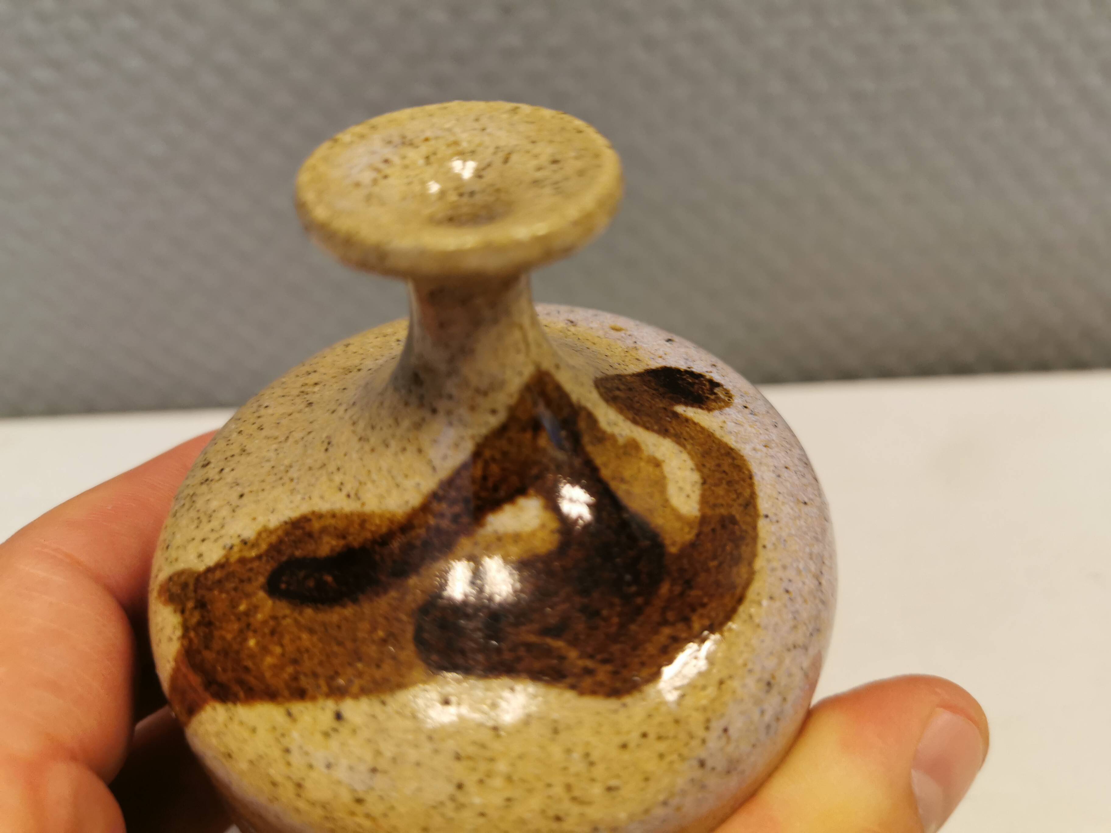 Un petit vase au col « fin », du suédois Kjell Sunesson, fabriqué chez Hjälmsjö en grès en 1979.