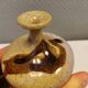 Un petit vase au col « fin », du suédois Kjell Sunesson, fabriqué chez Hjälmsjö en grès en 1979.