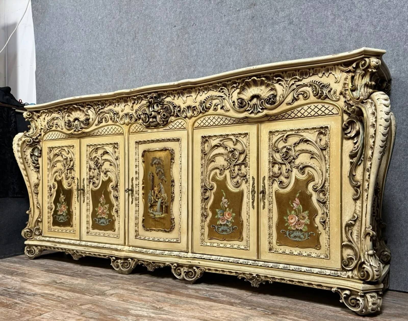 Louis XV Baroque Venetian curved sideboard in lacquered, painted and gilded wood