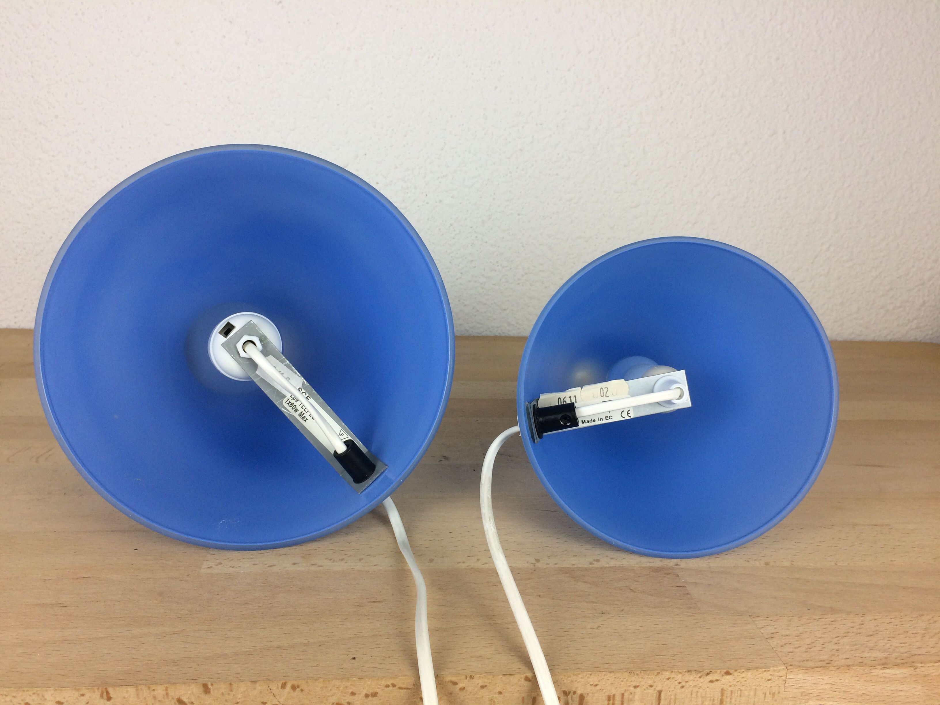 2 lampes coniques Teepee par SCE en verre bleu