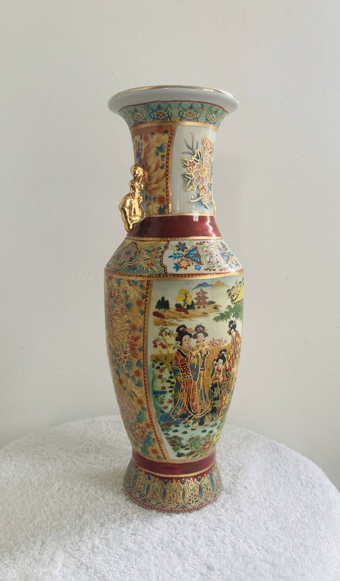 Antique Japanese Satsuma vase, 19th - early 20th century, decorated with geishas.