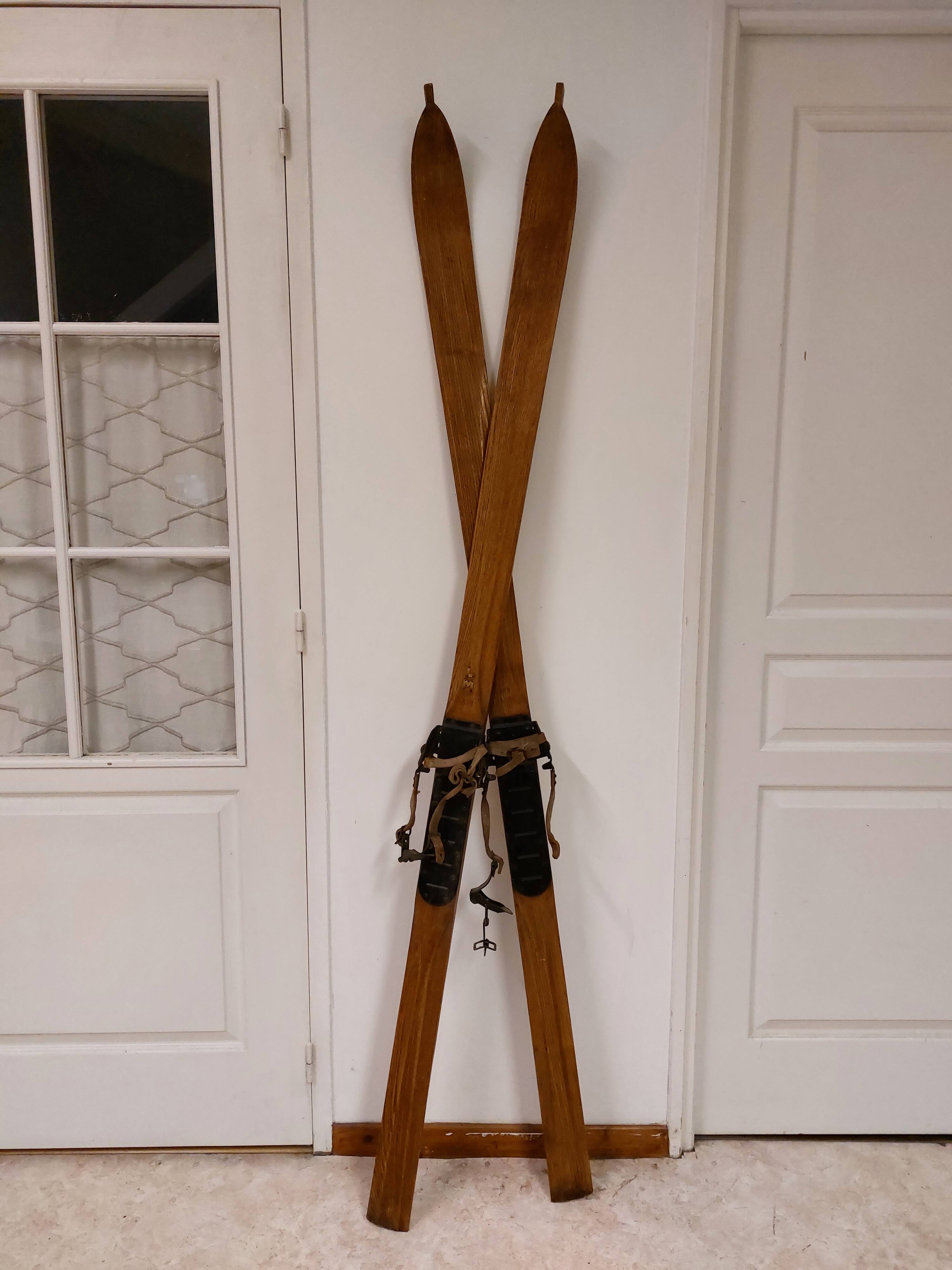 Pair of old wooden skis 195 cm