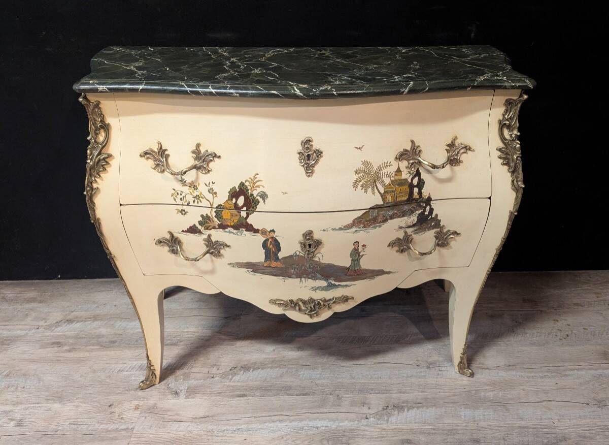 Curved Louis XV style chest of drawers with chinoiserie decoration