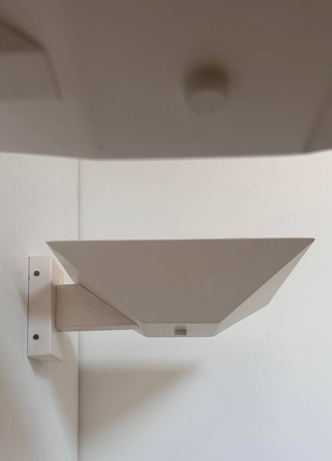 Set of modernist wall lights, white lacquered metal, France 1970