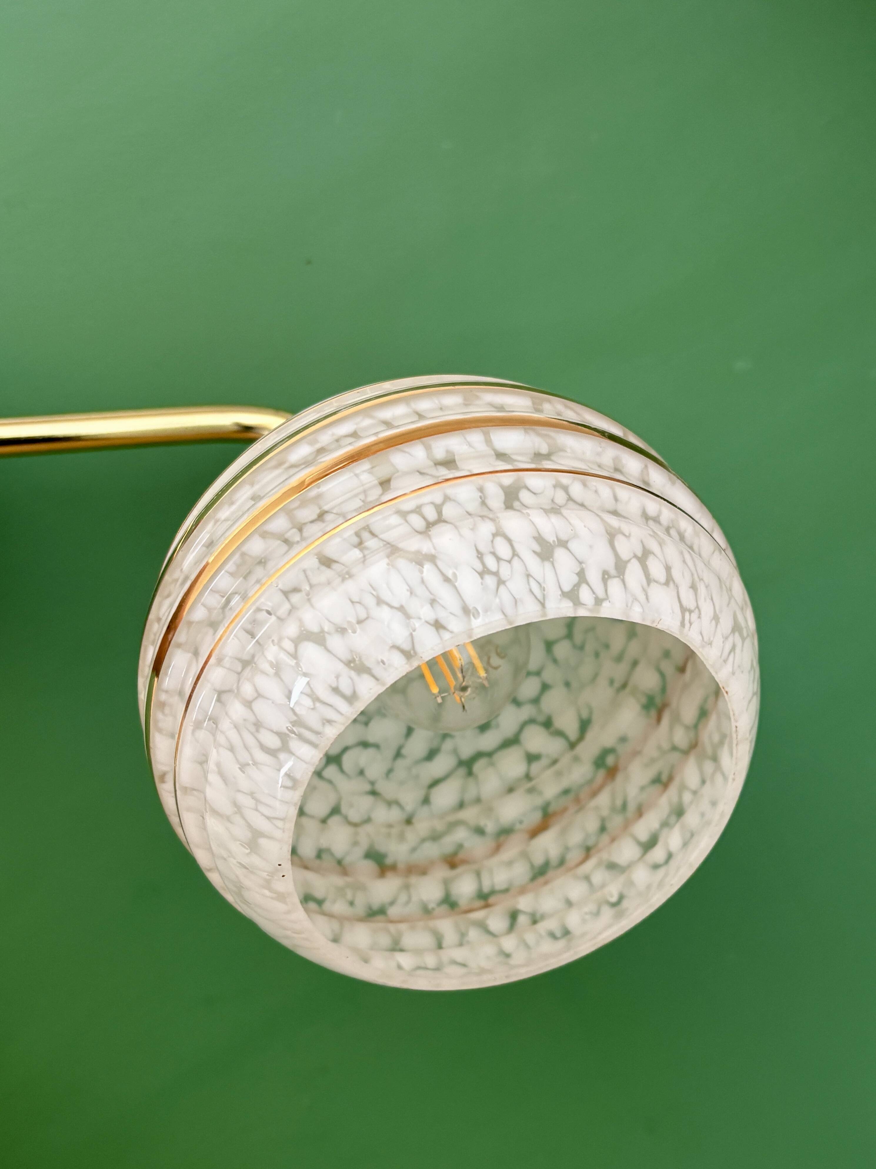 Applique coudée globe vintage en verre de Clichy blanc et doré