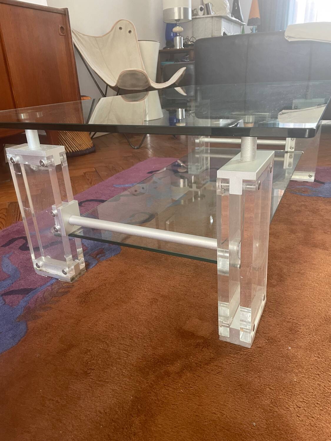 Coffee table made of glass and plexiglass.