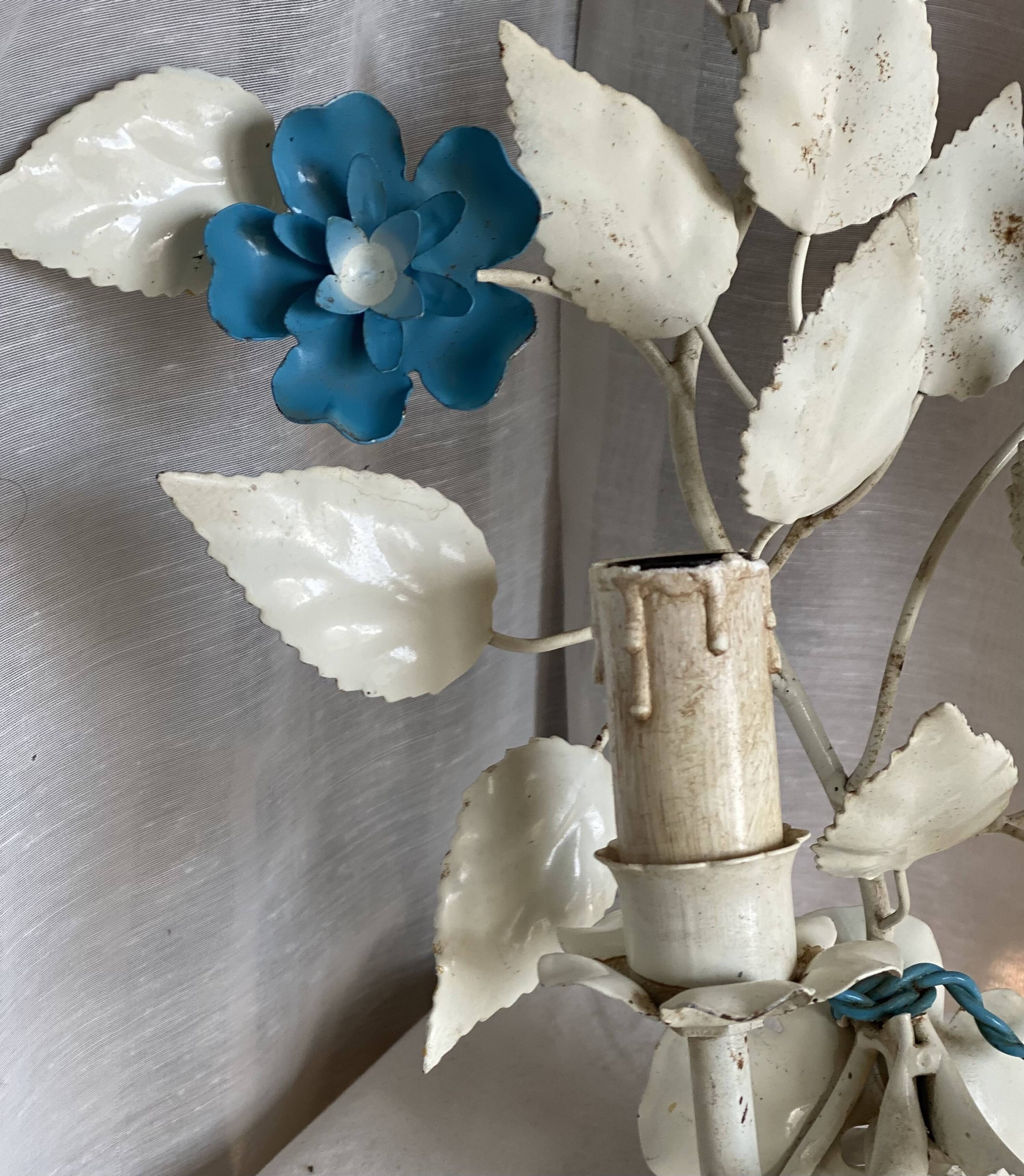 Applique fleur métal laqué blanc et bleu vintage 1970