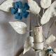 Applique fleur métal laqué blanc et bleu vintage 1970