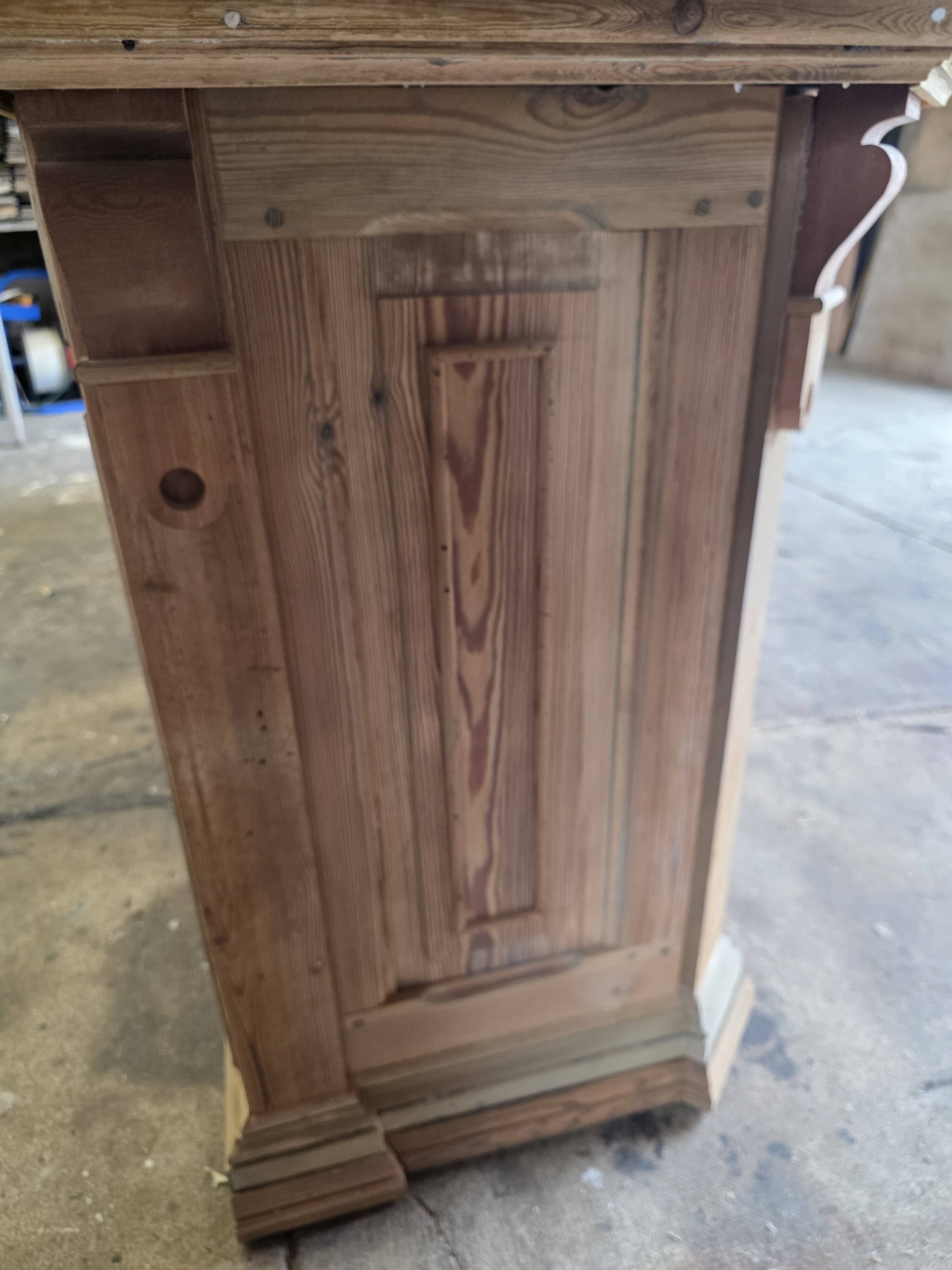 Bistro counter with a Hungarian point design.