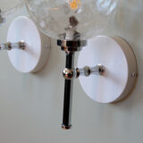 Paire d'appliques anciennes en métal chromé et globes en verre craquelé vintage