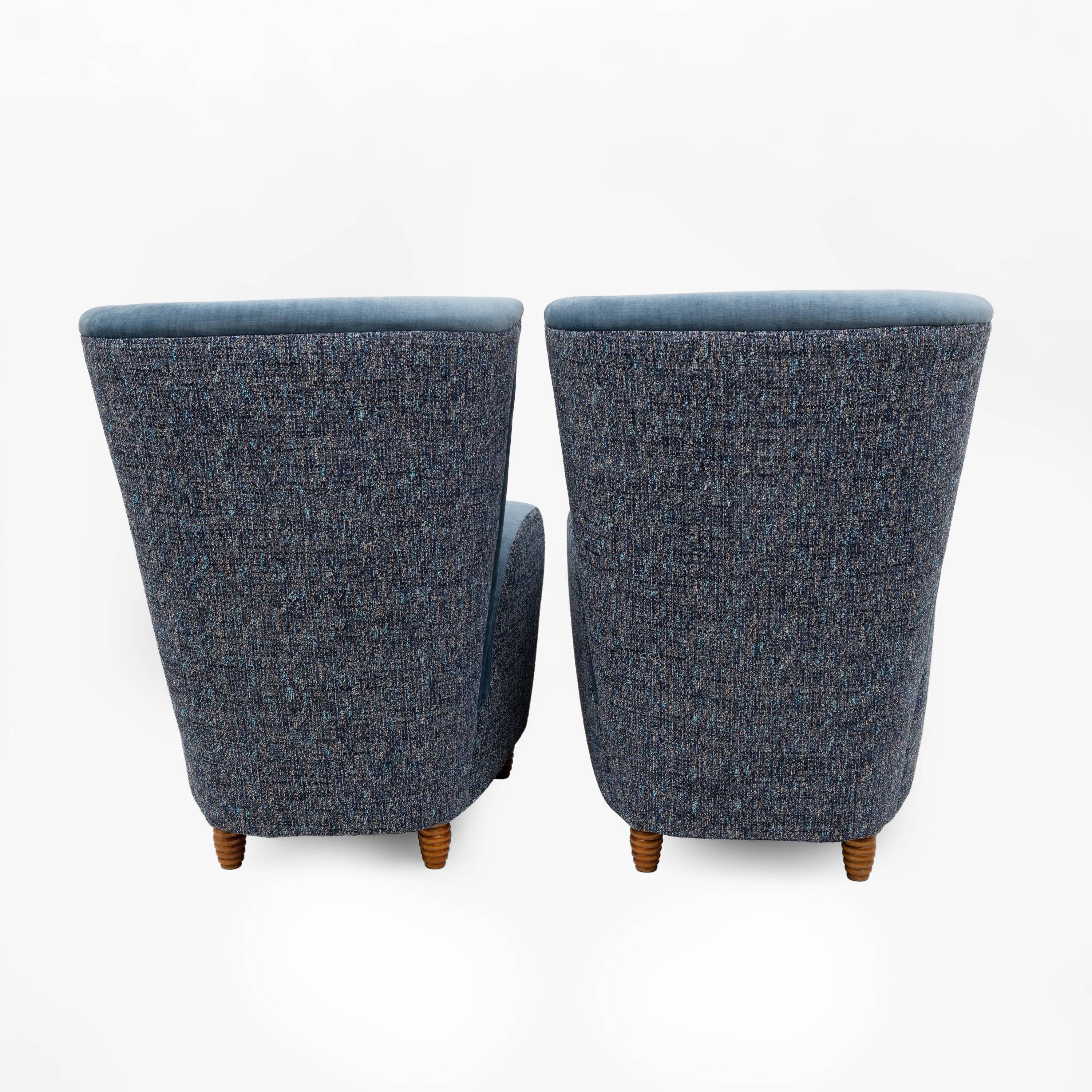 Paire de fauteuils à dossier haut italiens Paolo Buffa en velours bleu et chenille.
